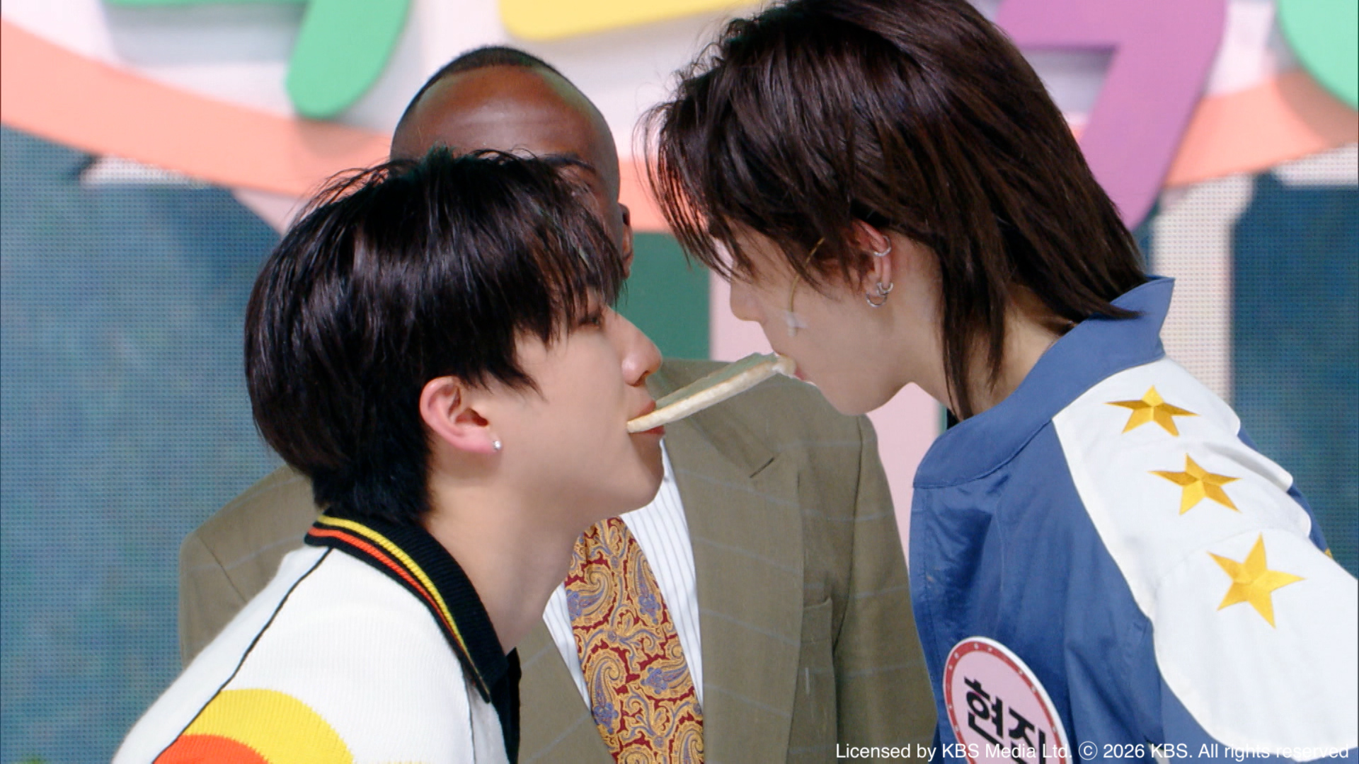 男團就是要玩這種！《Soul Beam with Stray Kids》鉉辰（右）和彰彬展現好默契。（Hami Video）