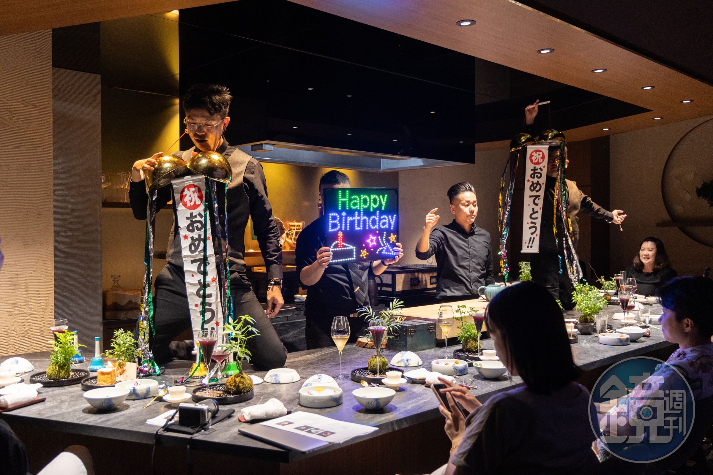 壽星驚喜包括搖鈴、載歌載舞、祈福繪馬、特製生日蛋糕，甚至有天降彩球橋段，情緒價值給好給滿。