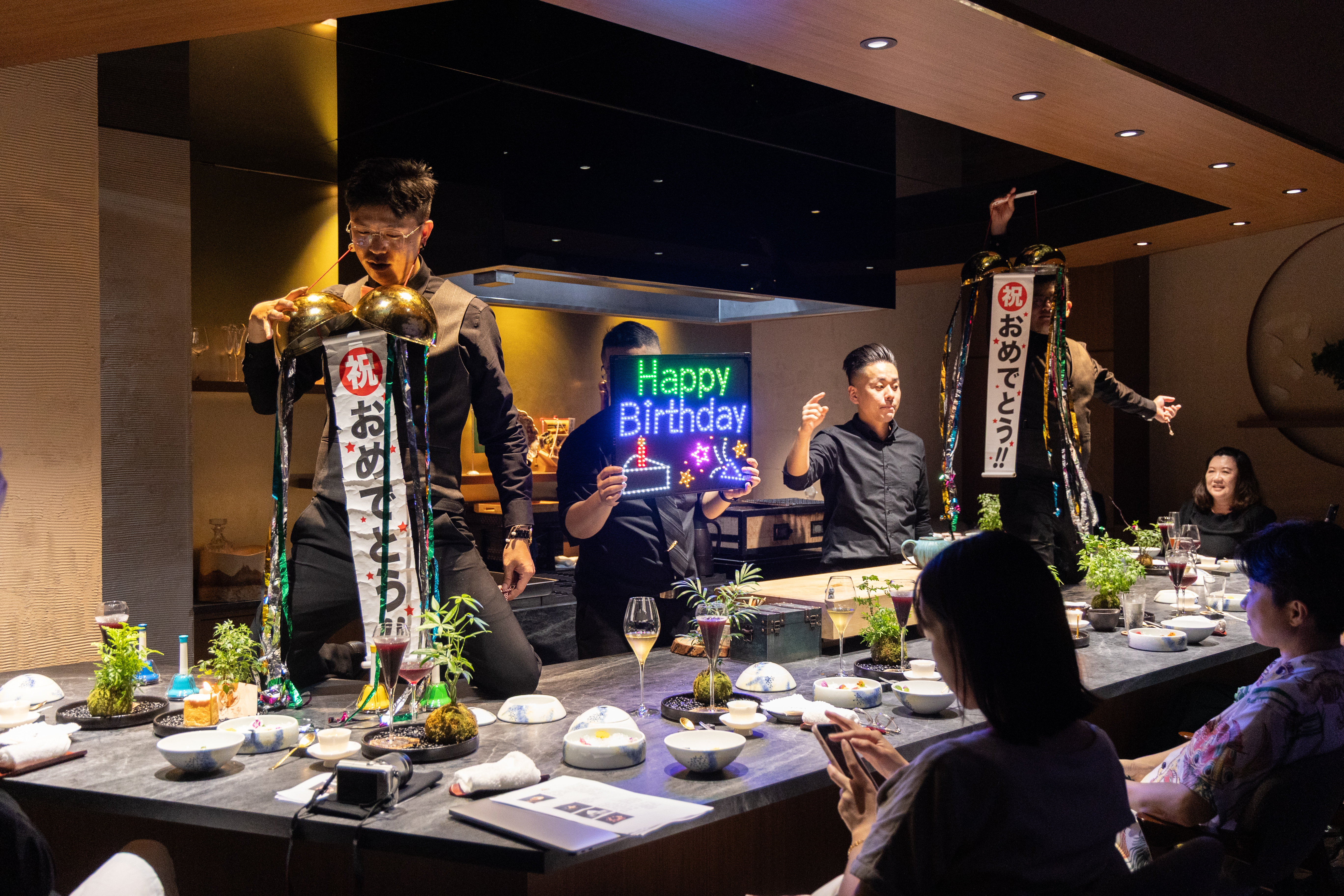 壽星驚喜包括搖鈴、載歌載舞、祈福繪馬、特製生日蛋糕，甚至有天降彩球橋段，情緒價值給好給滿。