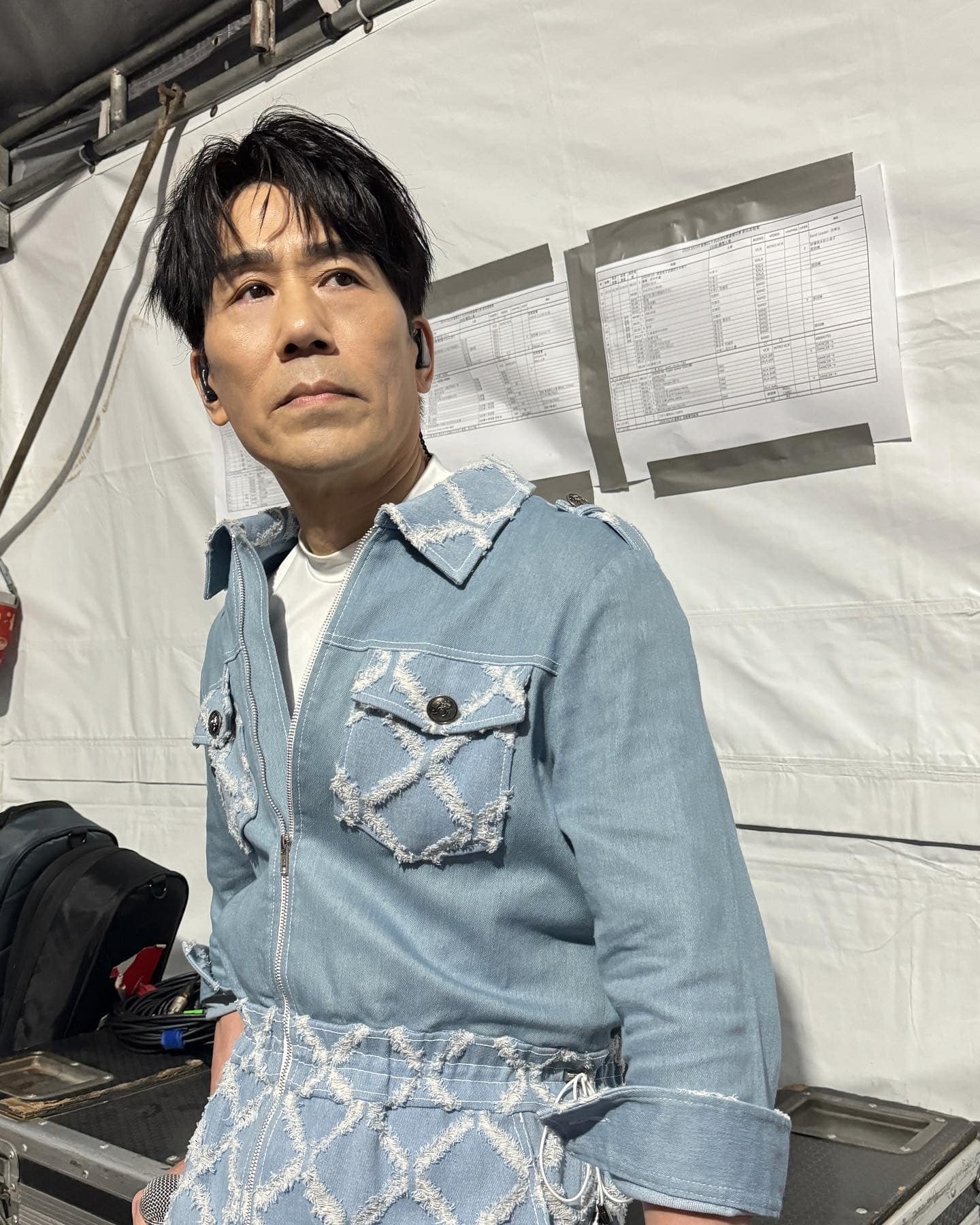 羅時豐在網路大方送出昔日沒賣出去的海報與CD,意外吸睛粉絲爭相索取。(翻攝自羅時豐臉書)