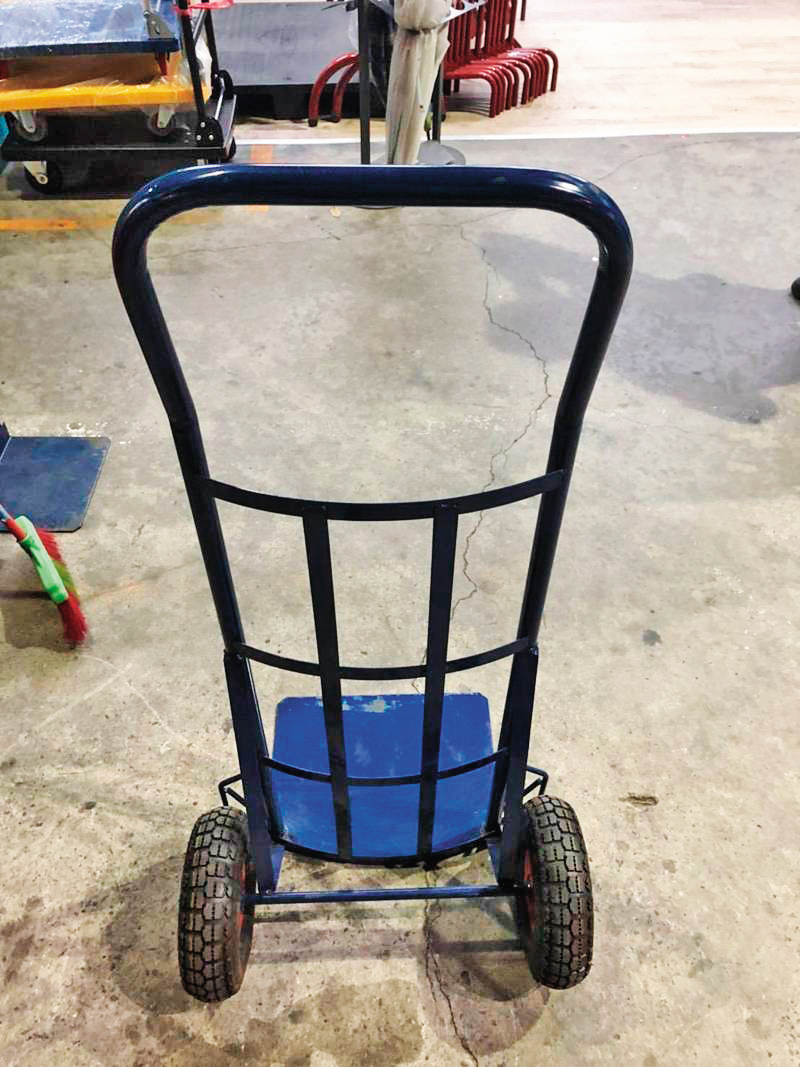 陳信凱到五金行購買推車(圖為同款推車),載運裝有前妻屍體的行李箱。(警方提供)
