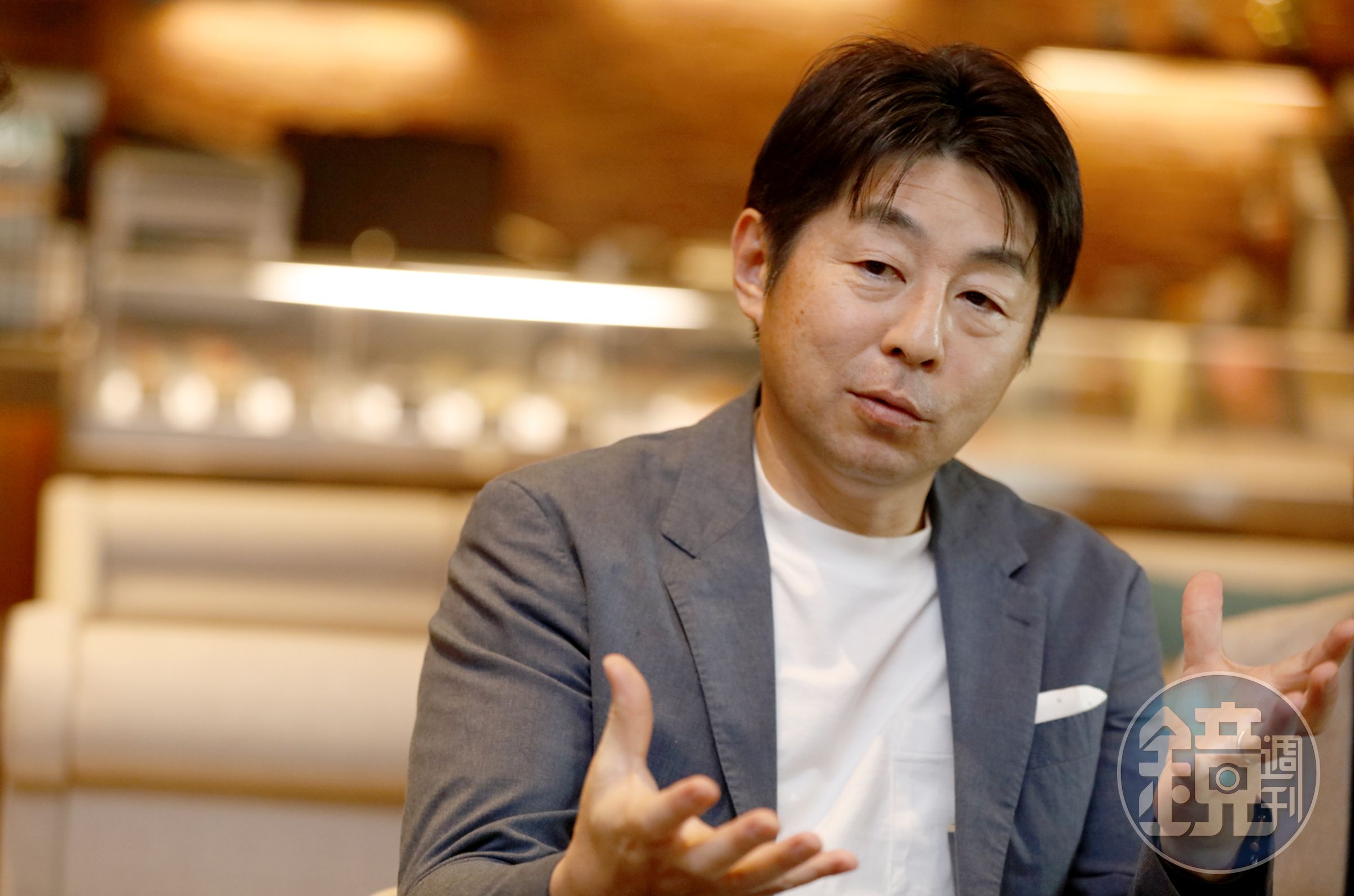 總工程師遠藤邦彥表示:LBX的底盤經過了徹底的重新設計。這不僅涉及到車體結構的調整,還包括了材料強度的提升。為了進一步優化性能,懸吊相關部件均採用輕質鋁合金製造,這一舉措有效地減輕了簧下重量,從而提升了駕駛的舒適性和車輛的動態表現。此外,為了抑制引擎震動,LBX還追加了平衡軸,這保證了即使在高速行駛中,車內乘客也能享受到平穩無憂的駕駛體驗。
