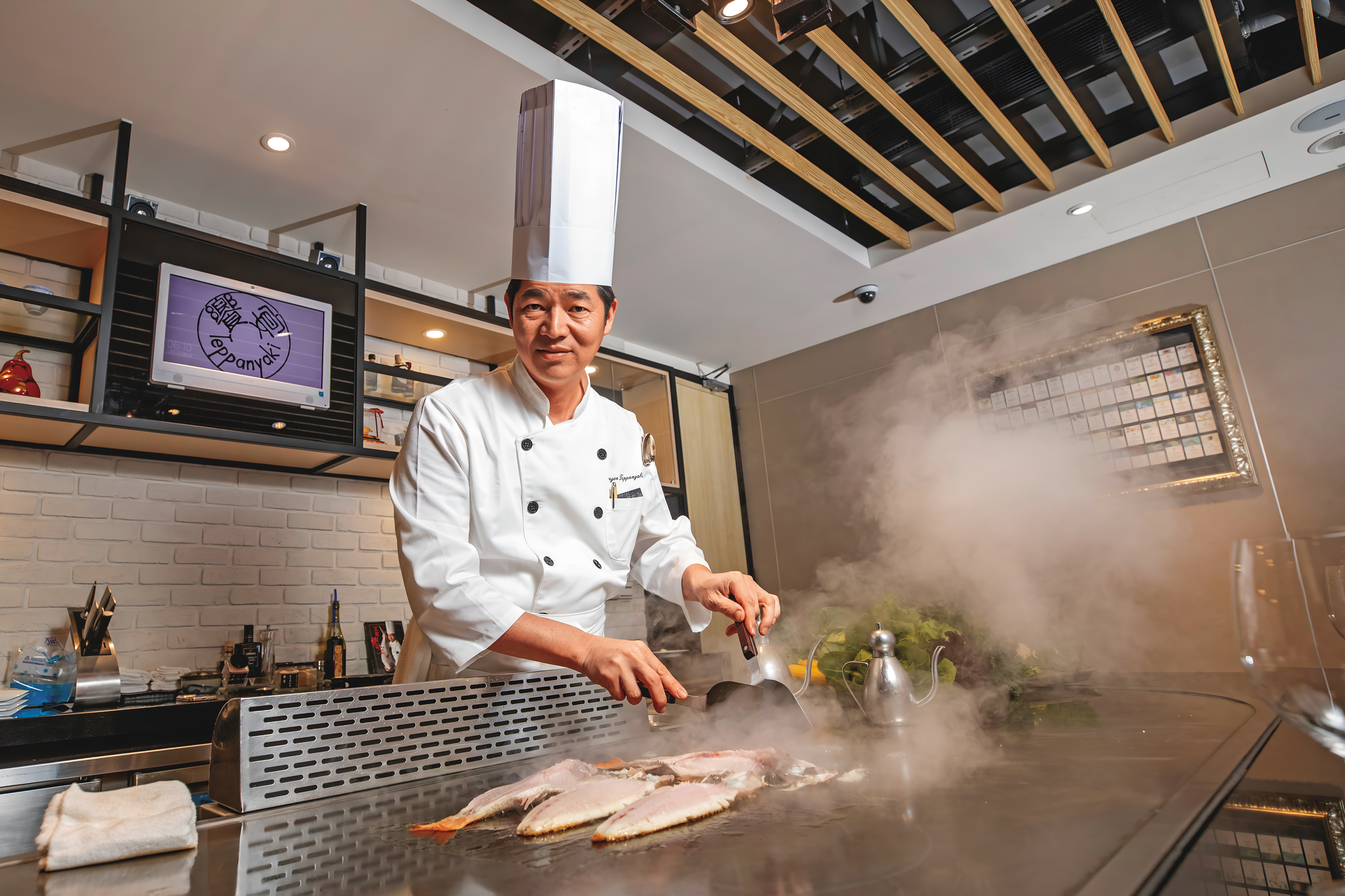 程智勇首創無菜單鐵板燒，以宜蘭現撈海鮮為主角，位處郊區仍座無虛席，是田邊崛起的傳奇餐廳。