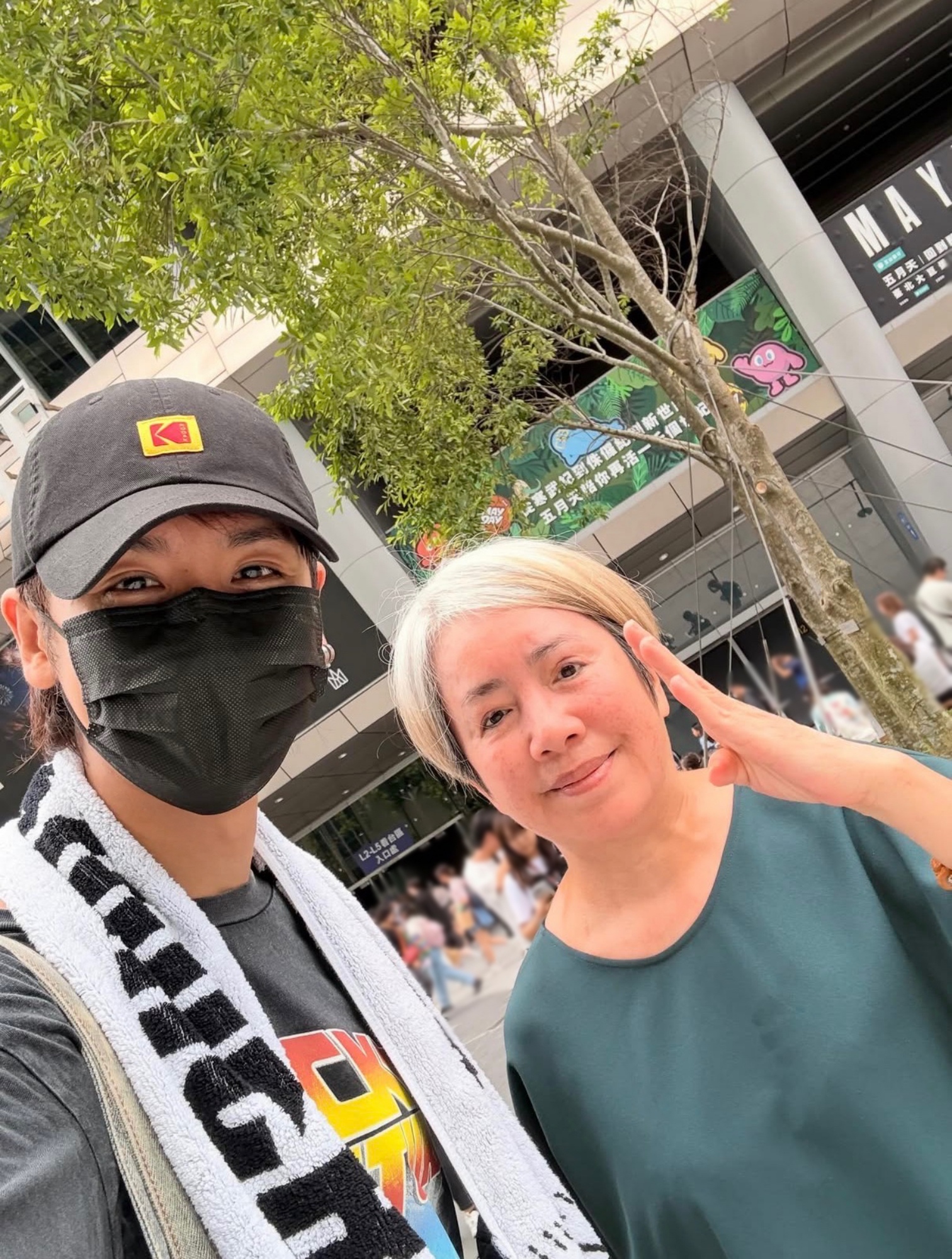 鼓鼓帶媽媽到五月天大巨蛋逛逛散步完成小小約定。(相信音樂提供)