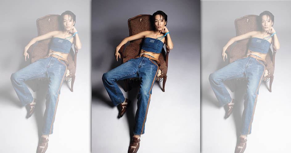 丹寧繫帶上衣 價格店洽 by Miu Miu／丹寧長褲 NT$125,000 by Miu Miu／棉質內搭褲 NT$21,500 by Miu Miu／拼接樂福鞋 NT$51,000 by Church's X Miu Miu／藍色手鍊 NT$9,800 by Miu Miu／棕色腰帶 價格店洽 by Prada