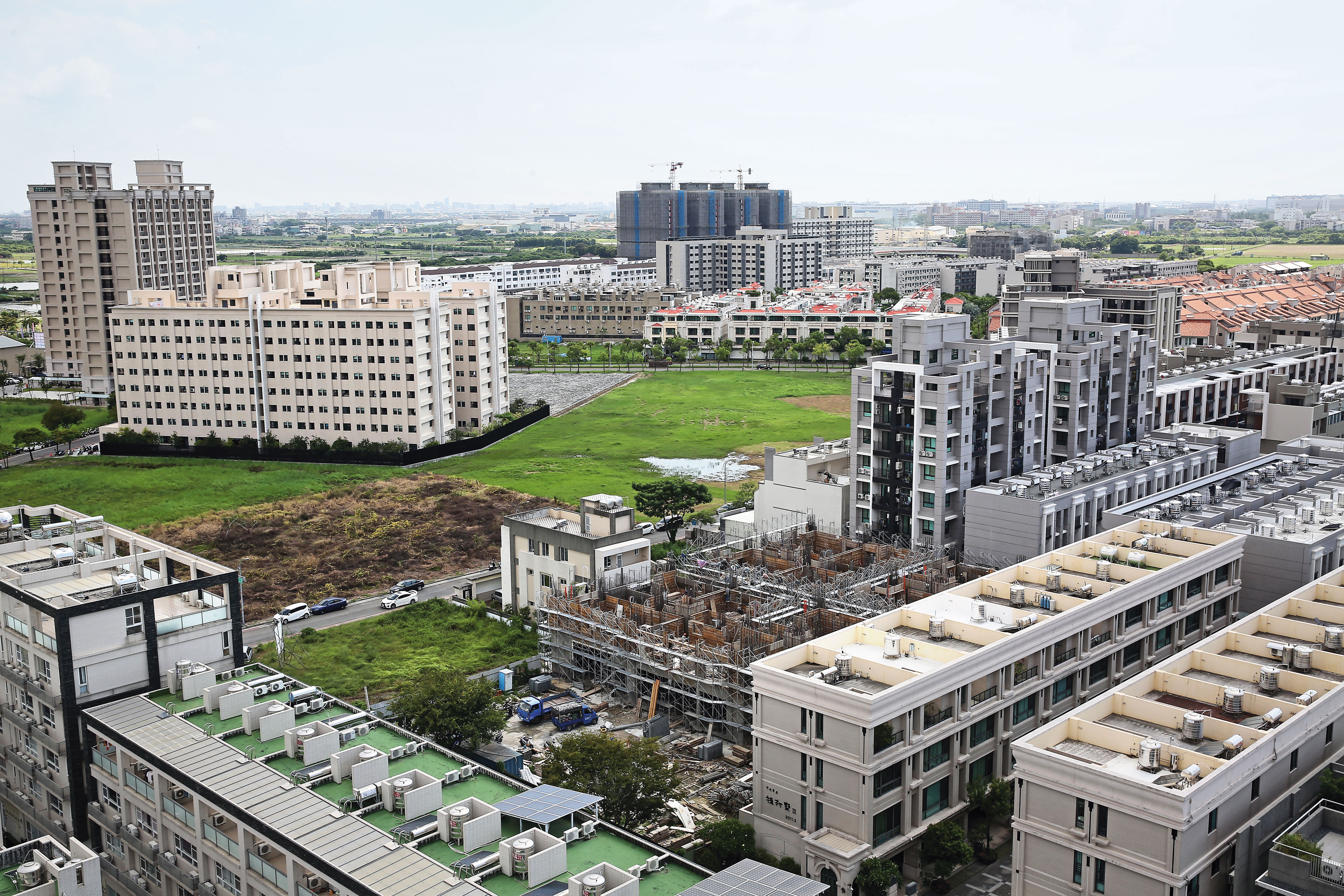 李蜀芳將股市獲利收割後，與建商合作合建，房市投資眼光也相當精準。