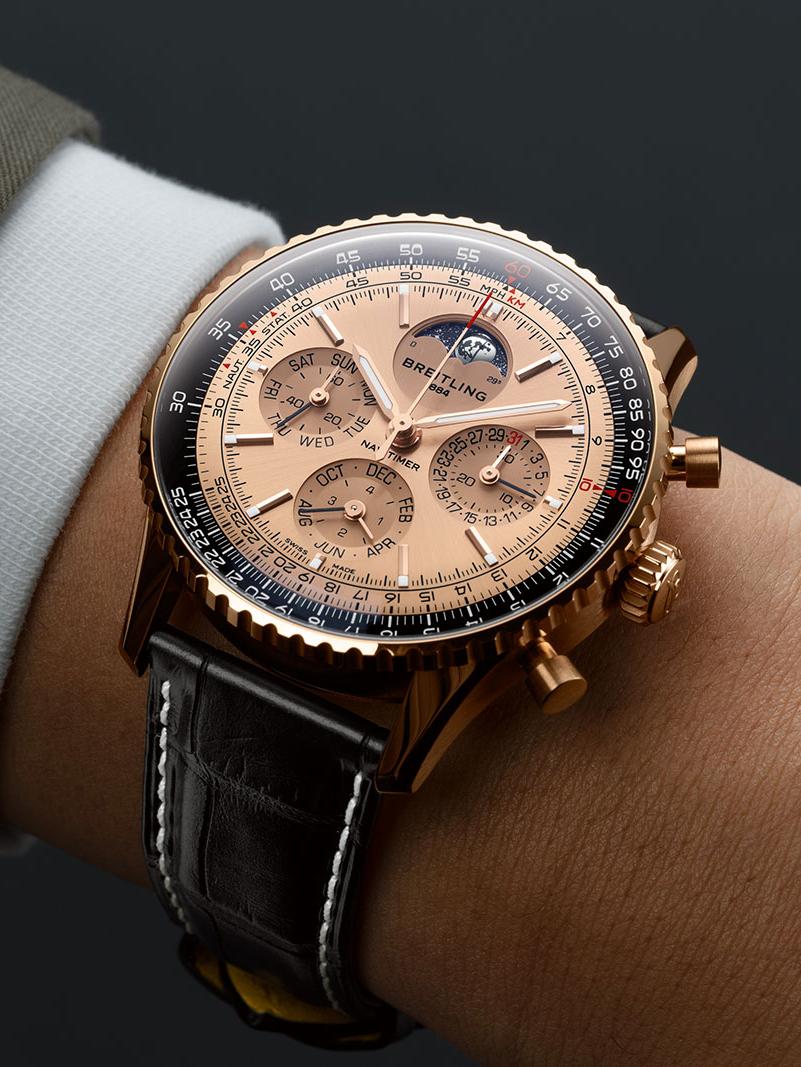 百年靈 Navitimer B19 計時碼錶萬年曆140 週年紀念版，錶徑 43 毫米，厚度 15.62 毫米，其面盤的紅金色澤非常引人注目。18K 紅金錶殼搭配實心 18K 紅金錶盤和黑色滑尺錶圈。