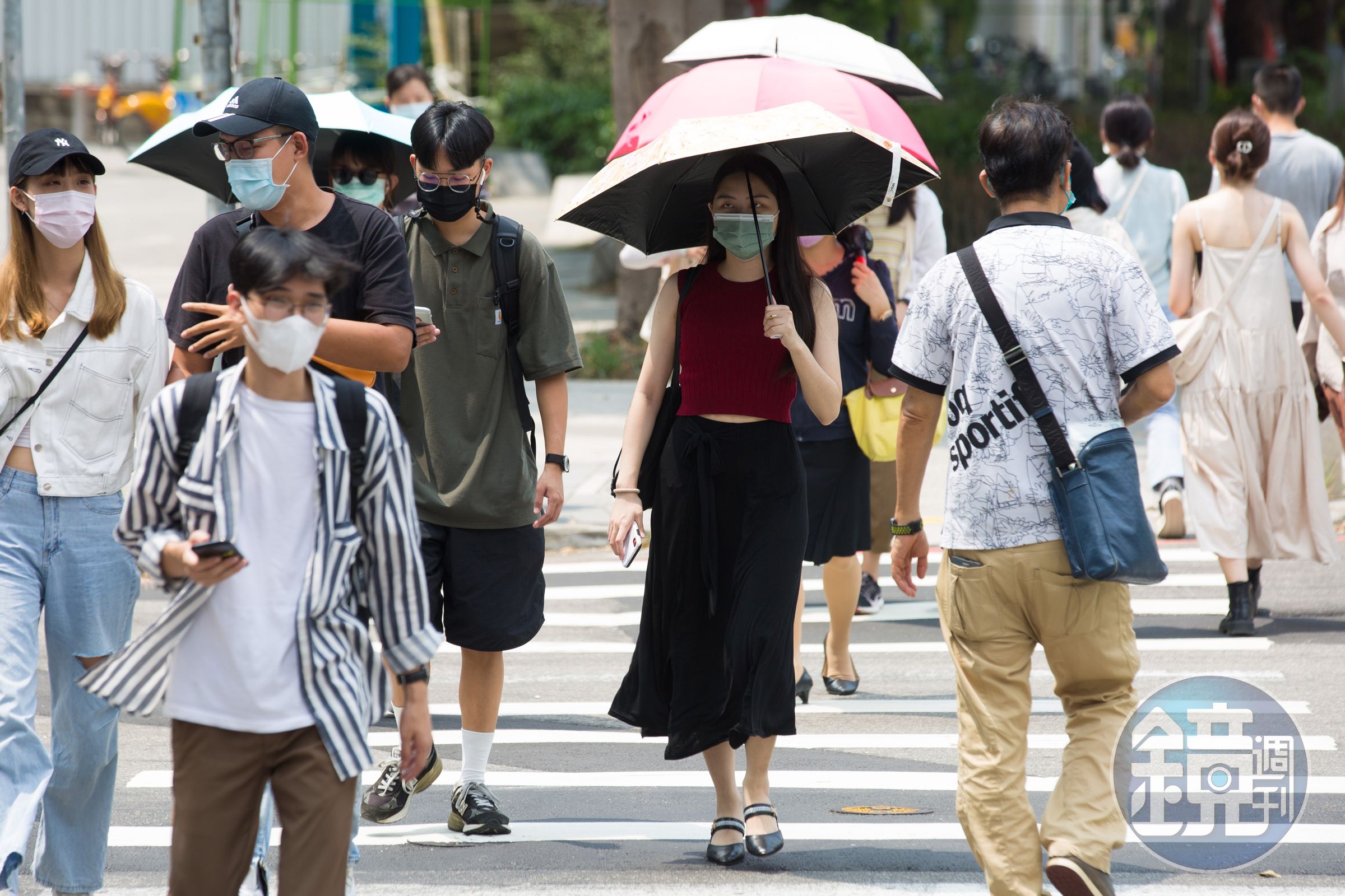 今日各地高溫悶熱,午後各地山區可能會出現短暫雷陣雨。(示意圖,本刊資料照)