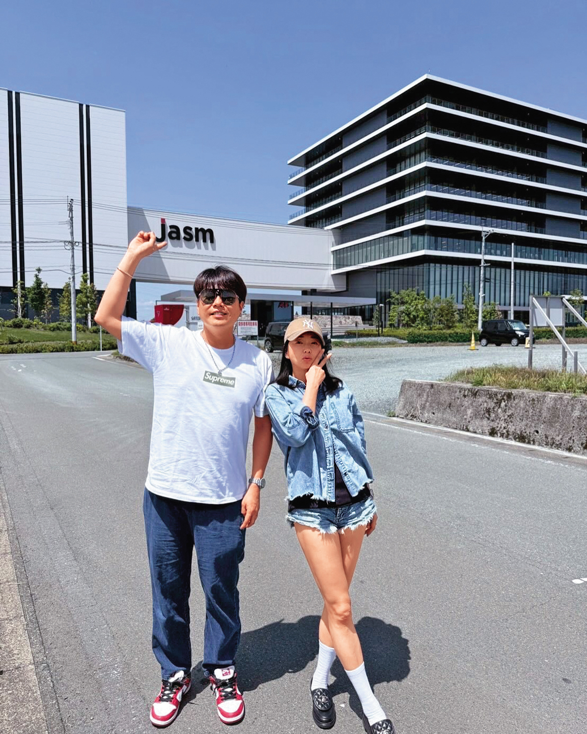 李易與六月結婚14年，兩人挺過去年差點婚變的風波，最近六月打球受傷腳腫，李易還說是很「圓滿的腳踝」。（翻攝自六月臉書）