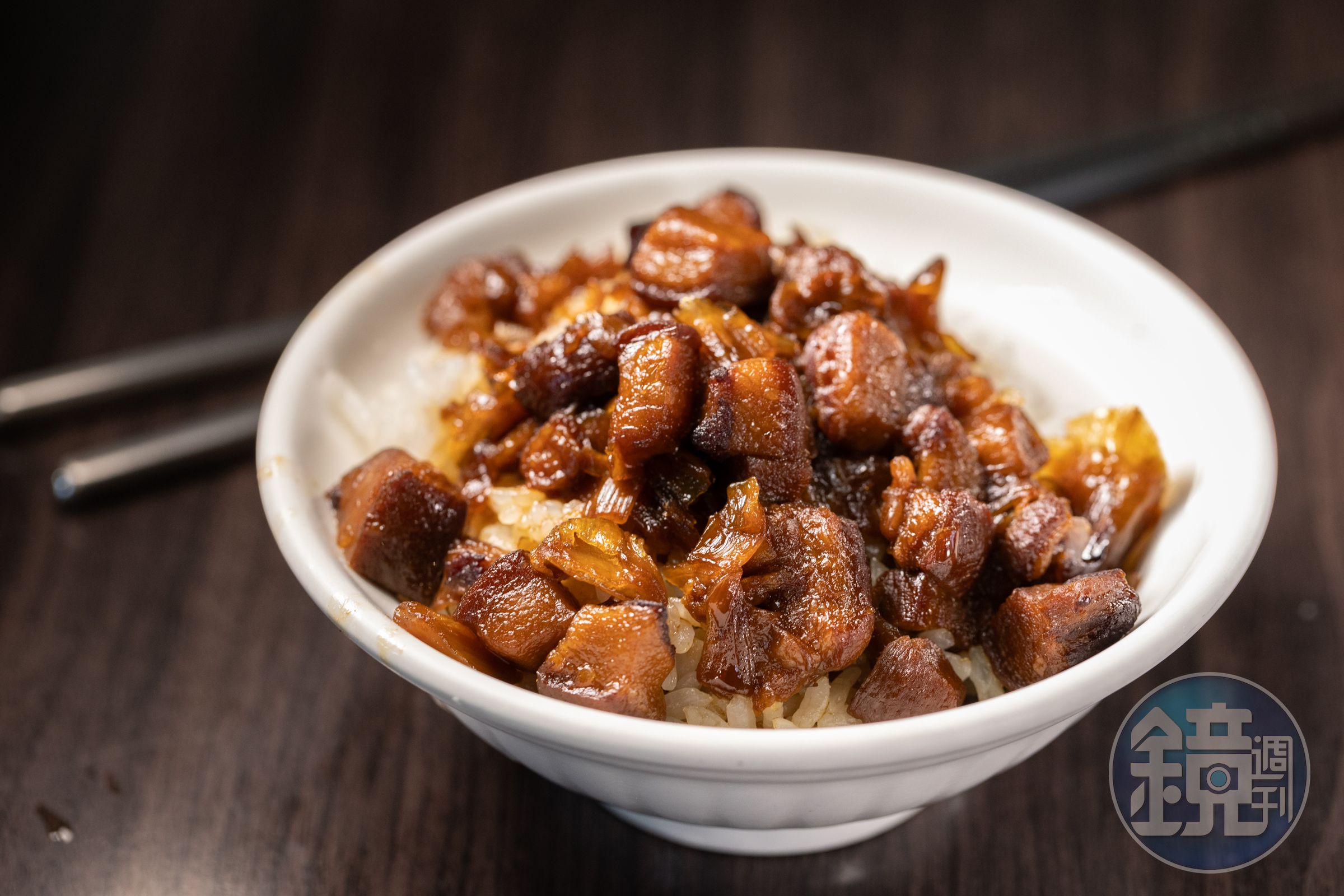 免費取用的「肉臊飯」滿布油光，這一家店如果只賣肉臊飯，應該也可以獲必比登推薦。