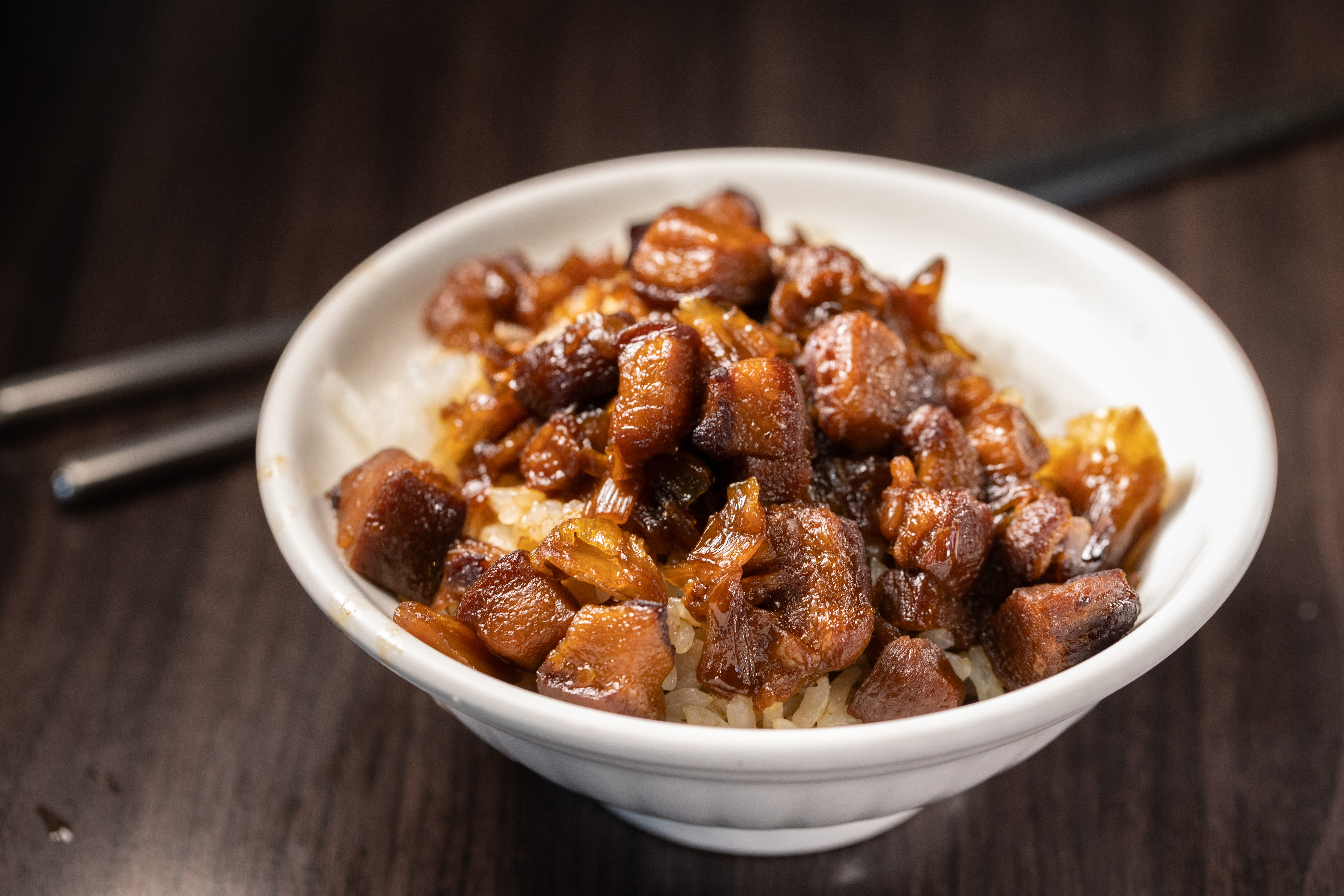 免費取用的「肉臊飯」滿布油光，這一家店如果只賣肉臊飯，應該也可以獲必比登推薦。
