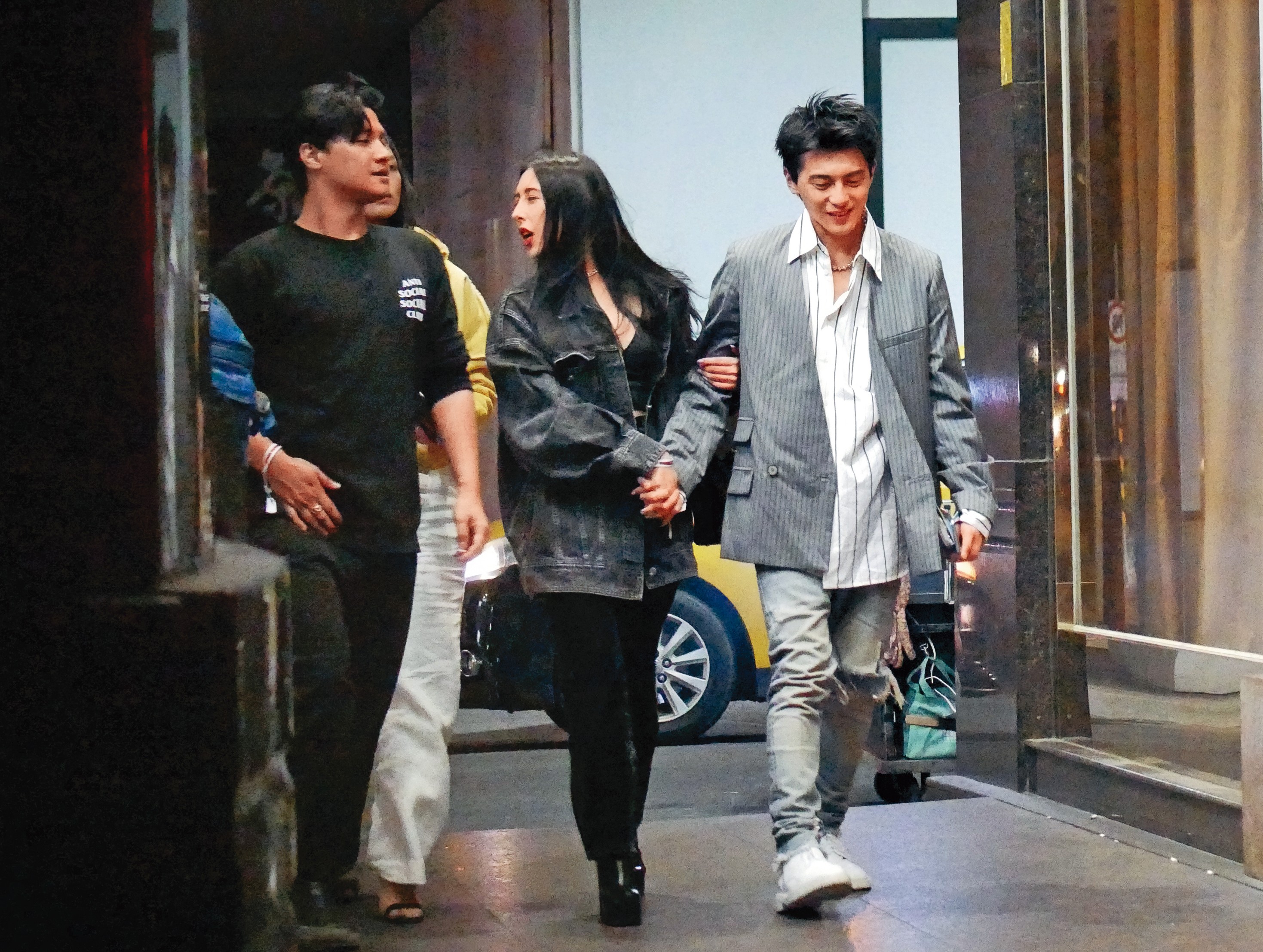 2019年程穎婕（中）現身台北，和富少謝睿宸（右）當街牽手及擁抱。