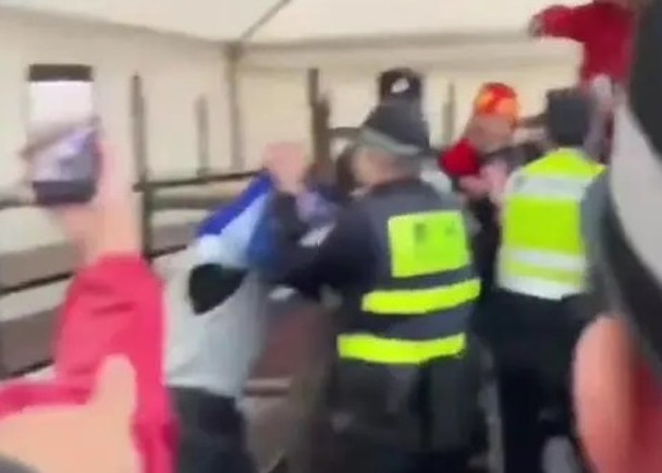中國警方強行把男子身上的球衣脫下。(翻攝自X@清丝老师谈治国理政)
