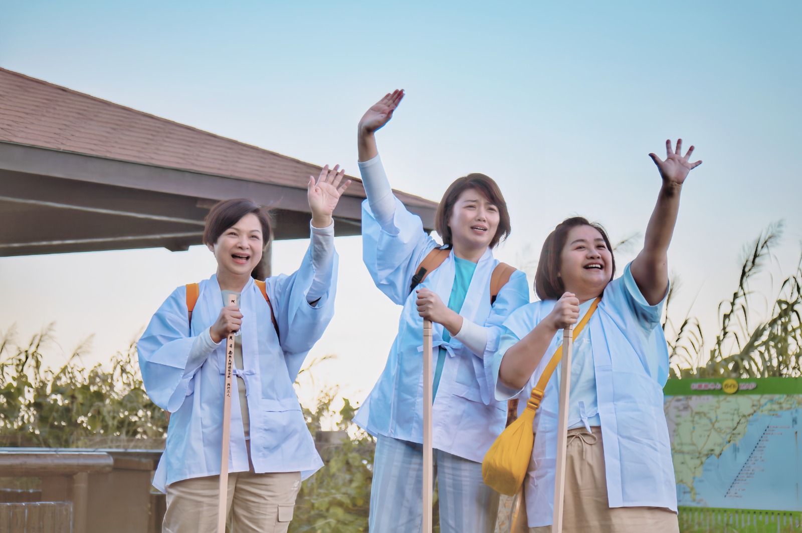 楊貴媚（左起）、嚴藝文、鍾欣凌到日本出外景。（桂田文化藝術基金會、桂田文創提供）