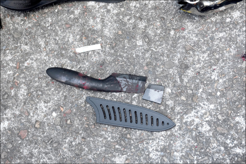 張姓男子持事先購買的水果刀猛刺前妻，用力之猛造成刀斷、利刃留在前妻體內，手段凶殘。（讀者提供）