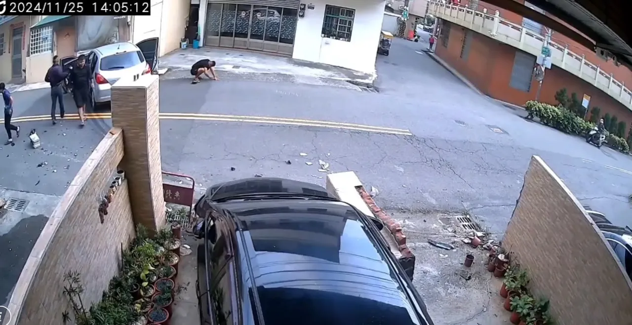 撞擊力道大，發出巨大聲響驚動了附近居民，而酒駕男友人痛得蹲地，仍想負傷逃跑。（翻攝畫面）