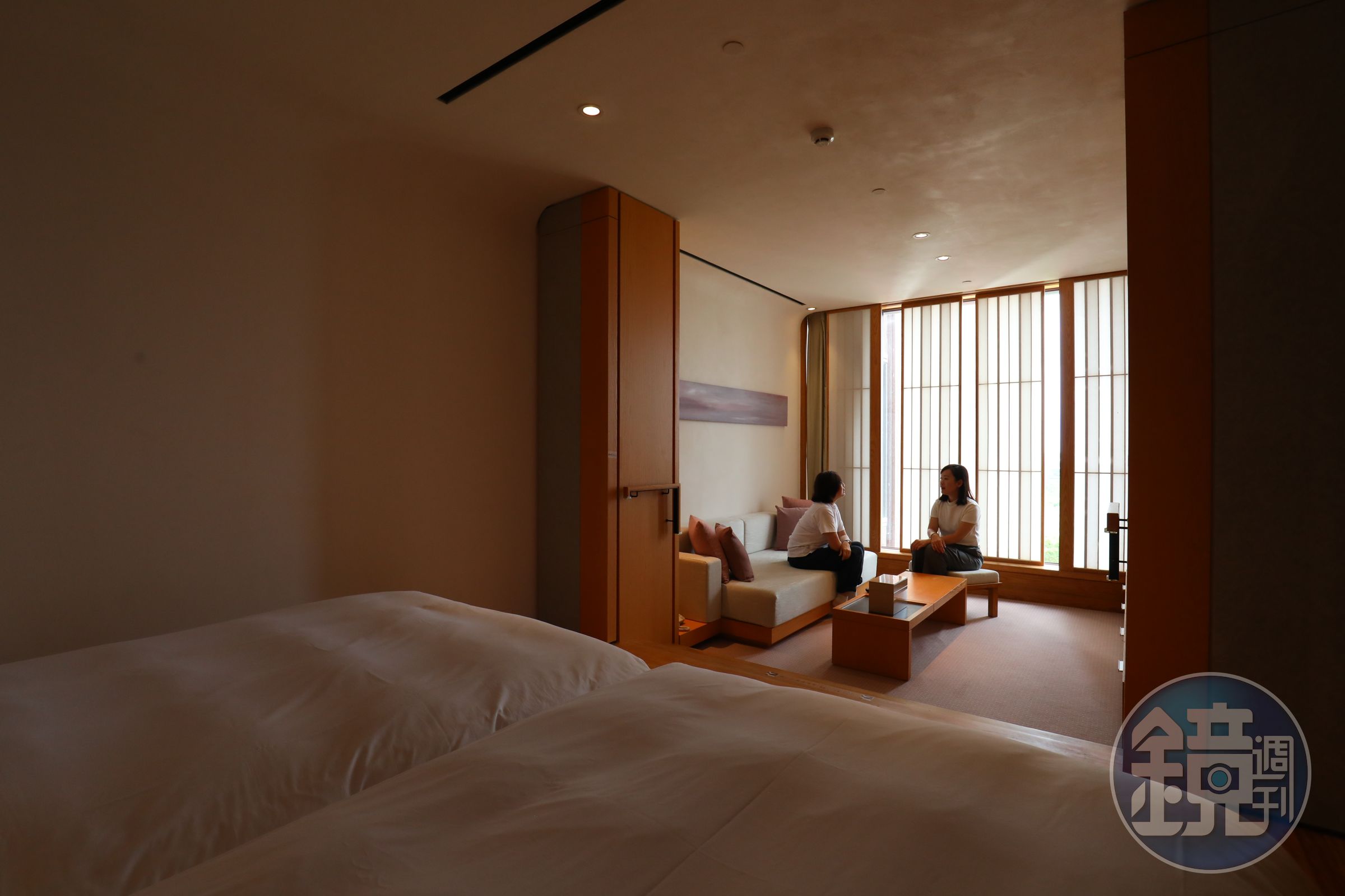 洋式標準套房將睡眠與休閒空間分開，功能十分完整。