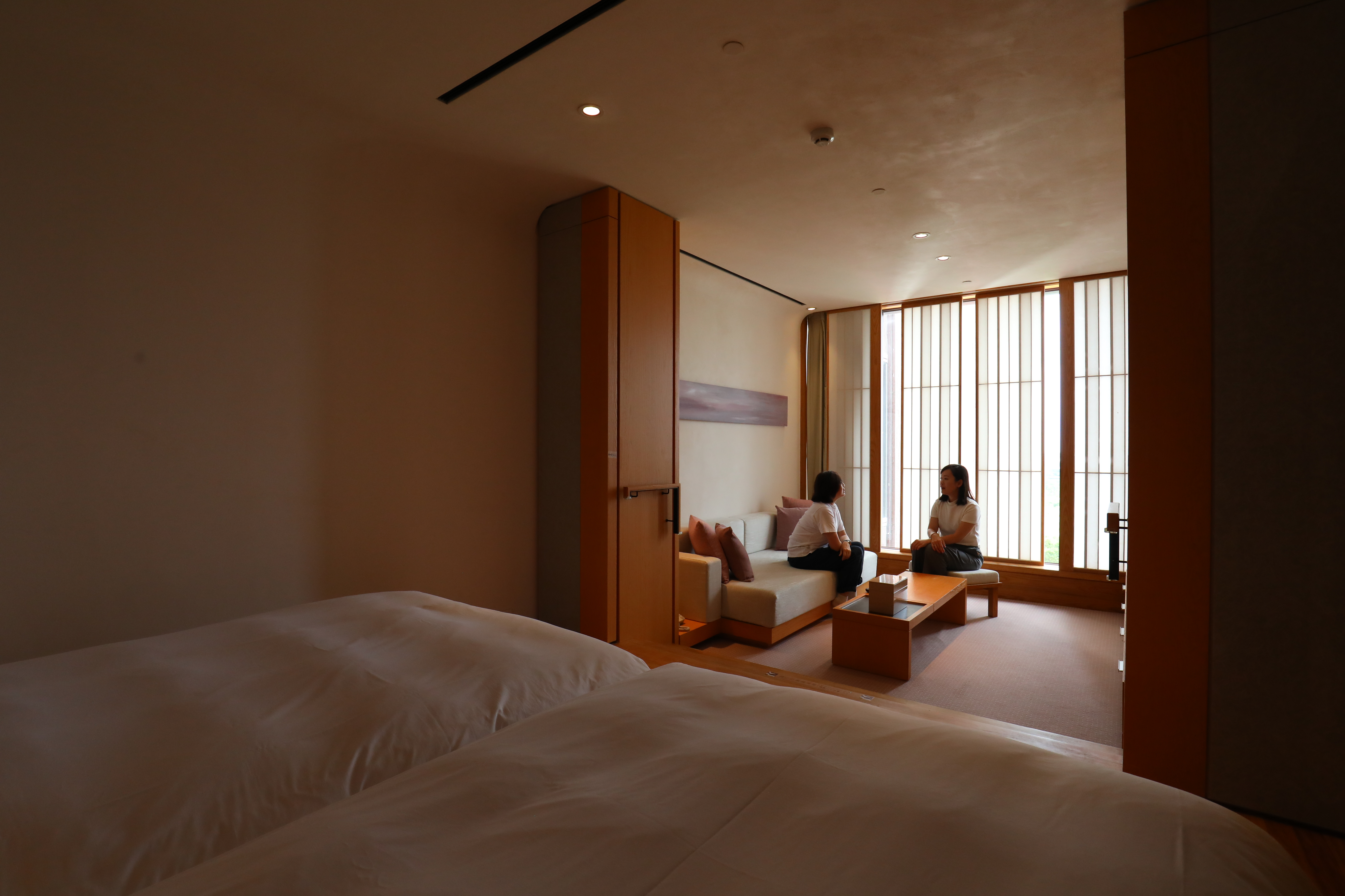 洋式標準套房將睡眠與休閒空間分開，功能十分完整。