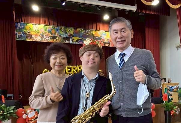 慢飛天使捐出10年存款回饋母校。（臺中特殊教育學校提供）