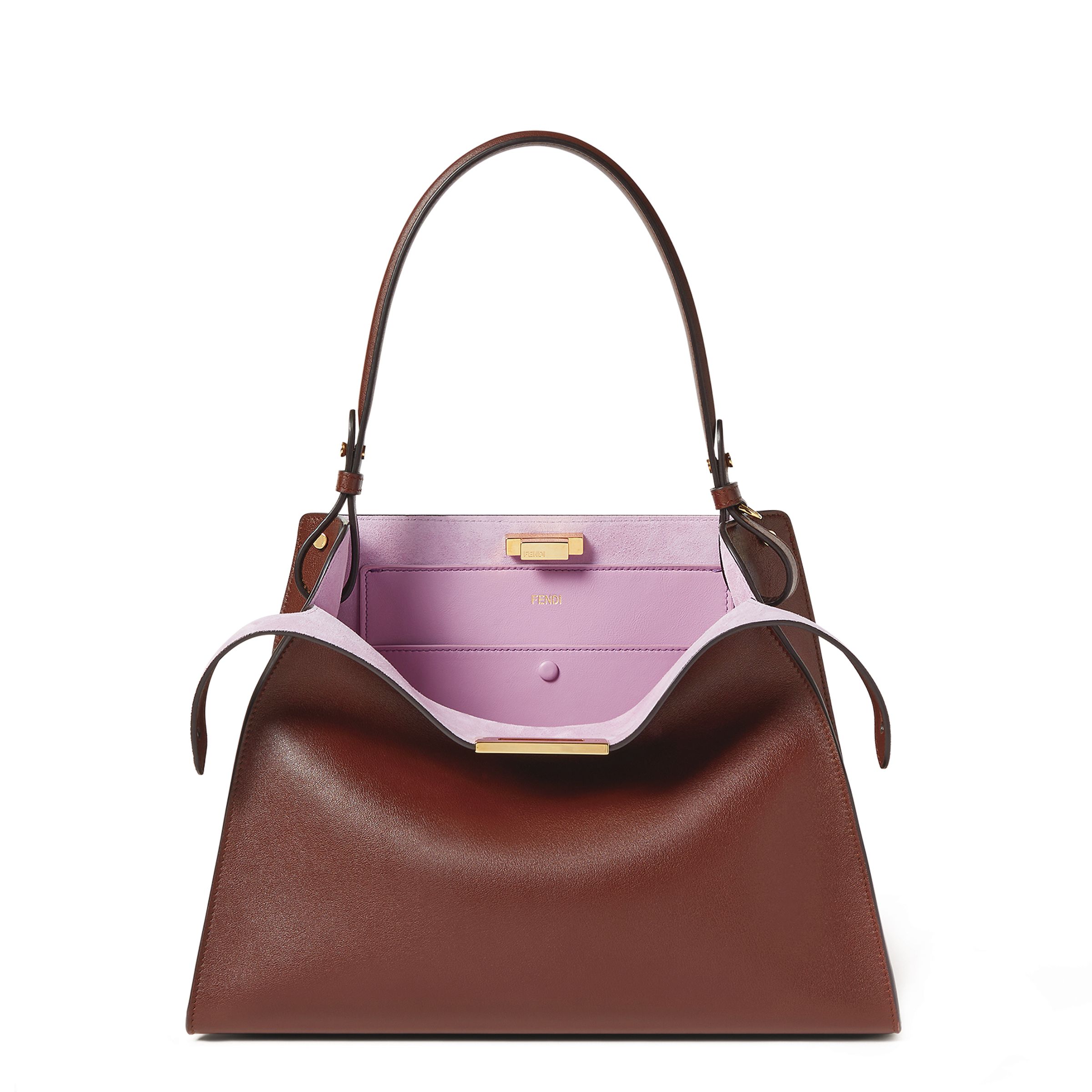 FENDI Way中型款式。深棕色皮革和紫羅蘭色麂皮 NT$130,000。（FENDI提供）