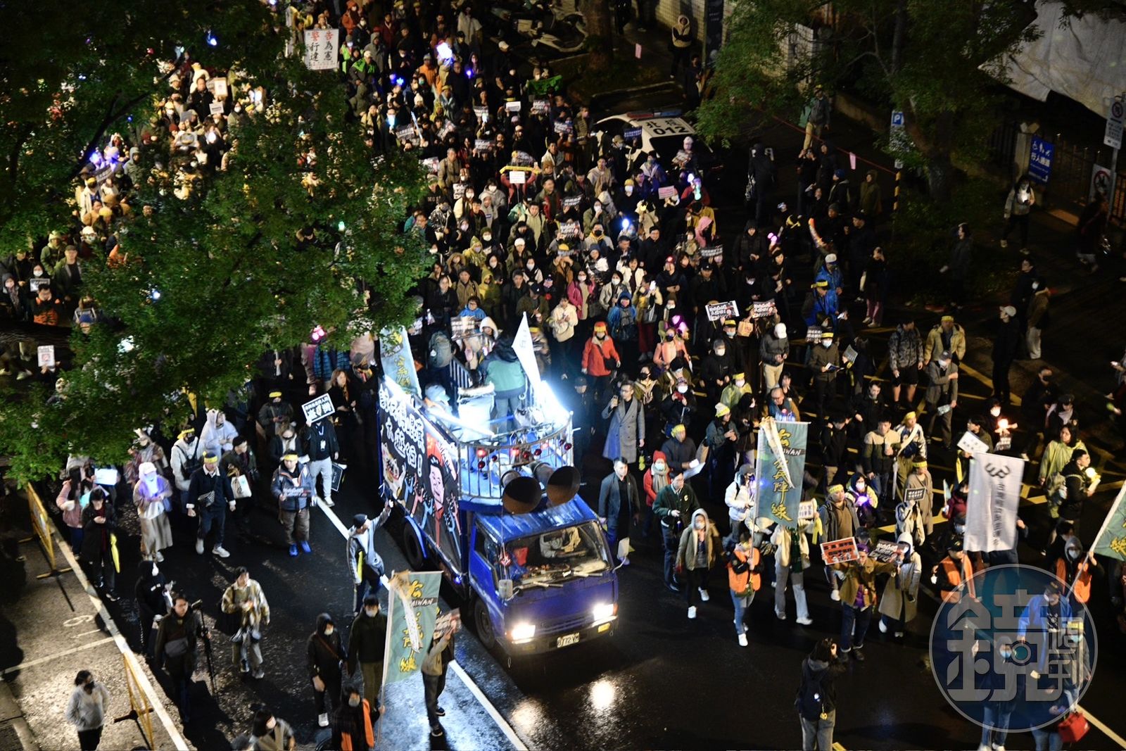 立院外集結大批民眾抗議。
