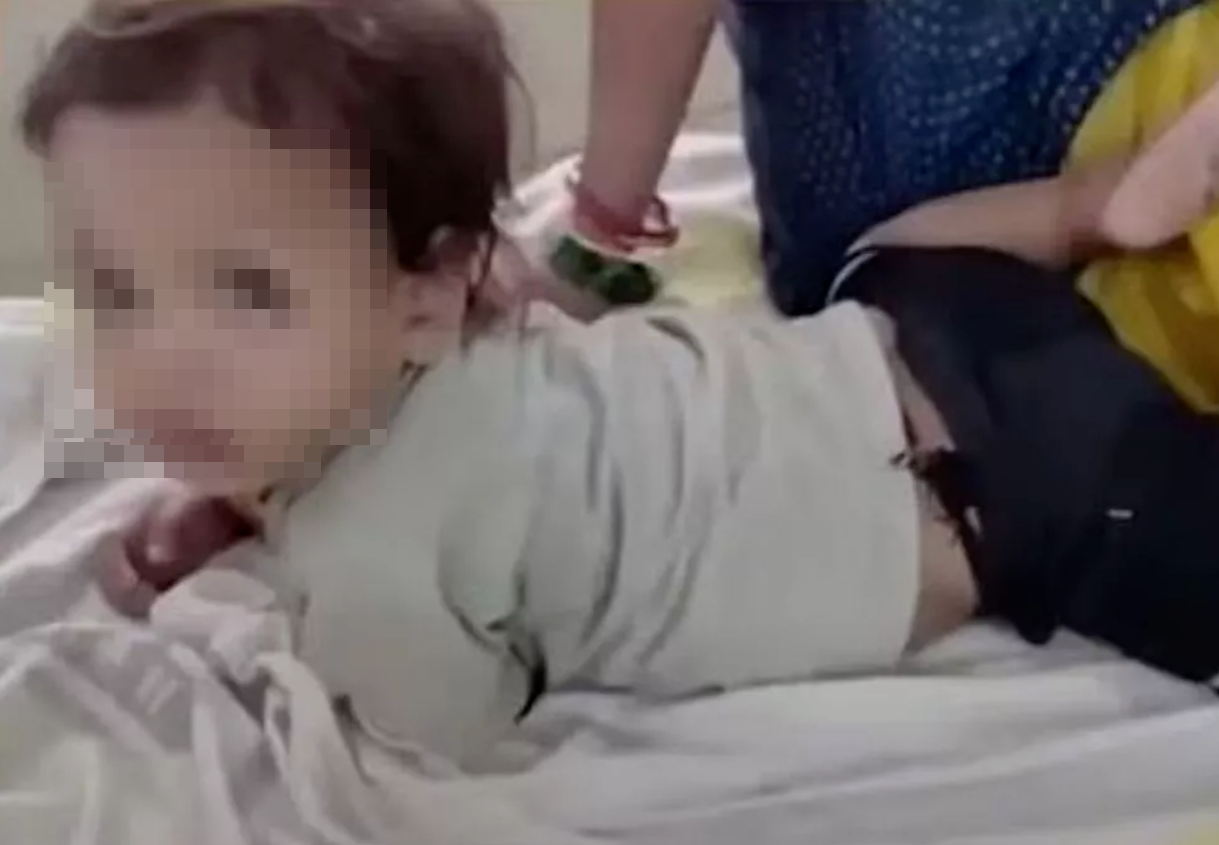 太猛！2歲童被眼鏡蛇纏手竟直接用牙齒將牠咬死。（翻攝自X）