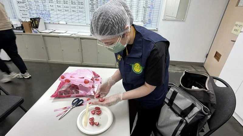 高市衛生局人員獲報前往美式賣場稽查冷凍草莓。（高雄市衛生局提供）