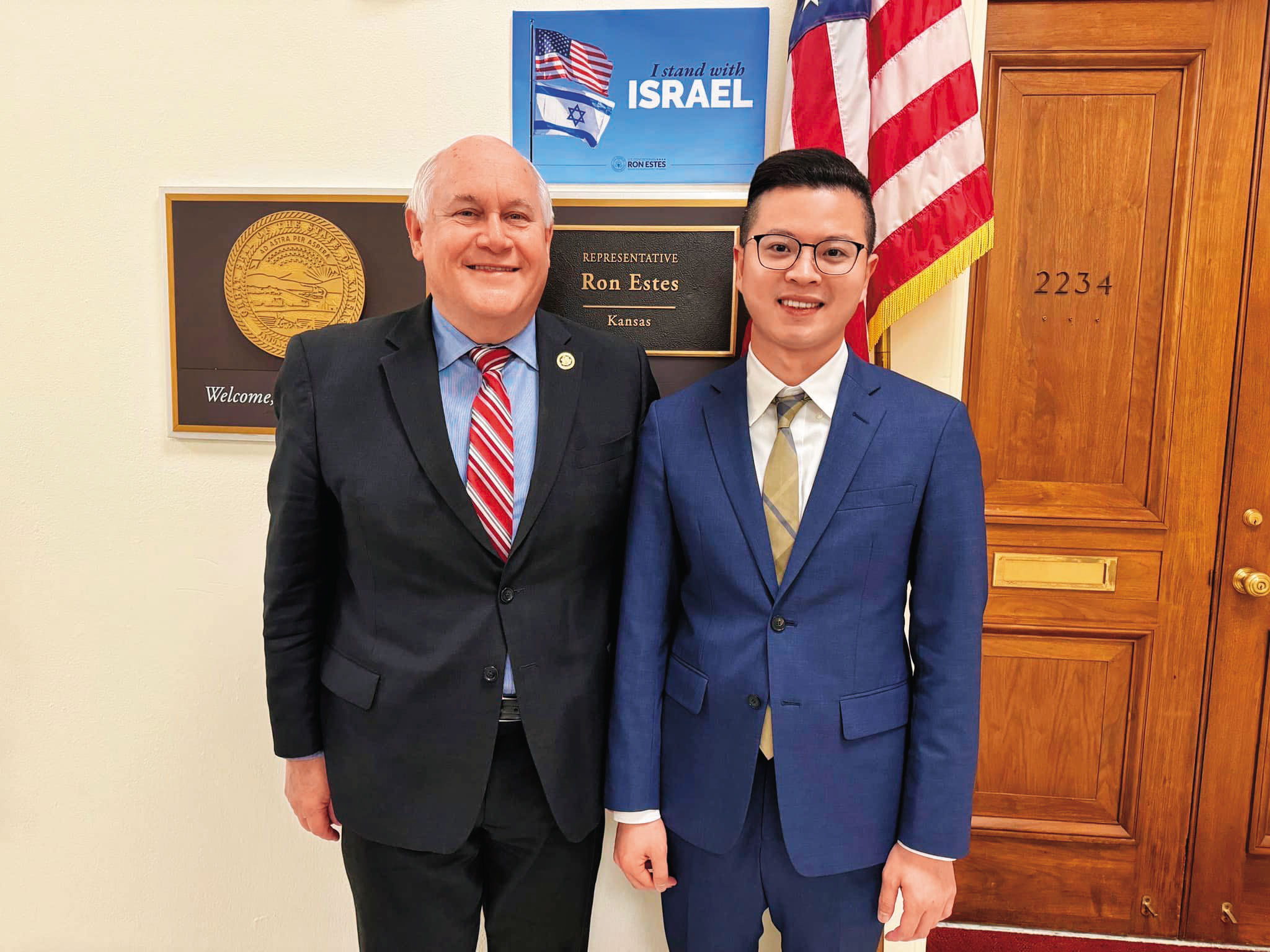 朱立倫有意訪美，凌濤6月受美國國務院ACYPL領袖計畫之邀交流，被解讀是替朱先行赴美交流。圖為凌濤當時與美眾議員Ron Estes合影。（翻攝凌濤臉書）