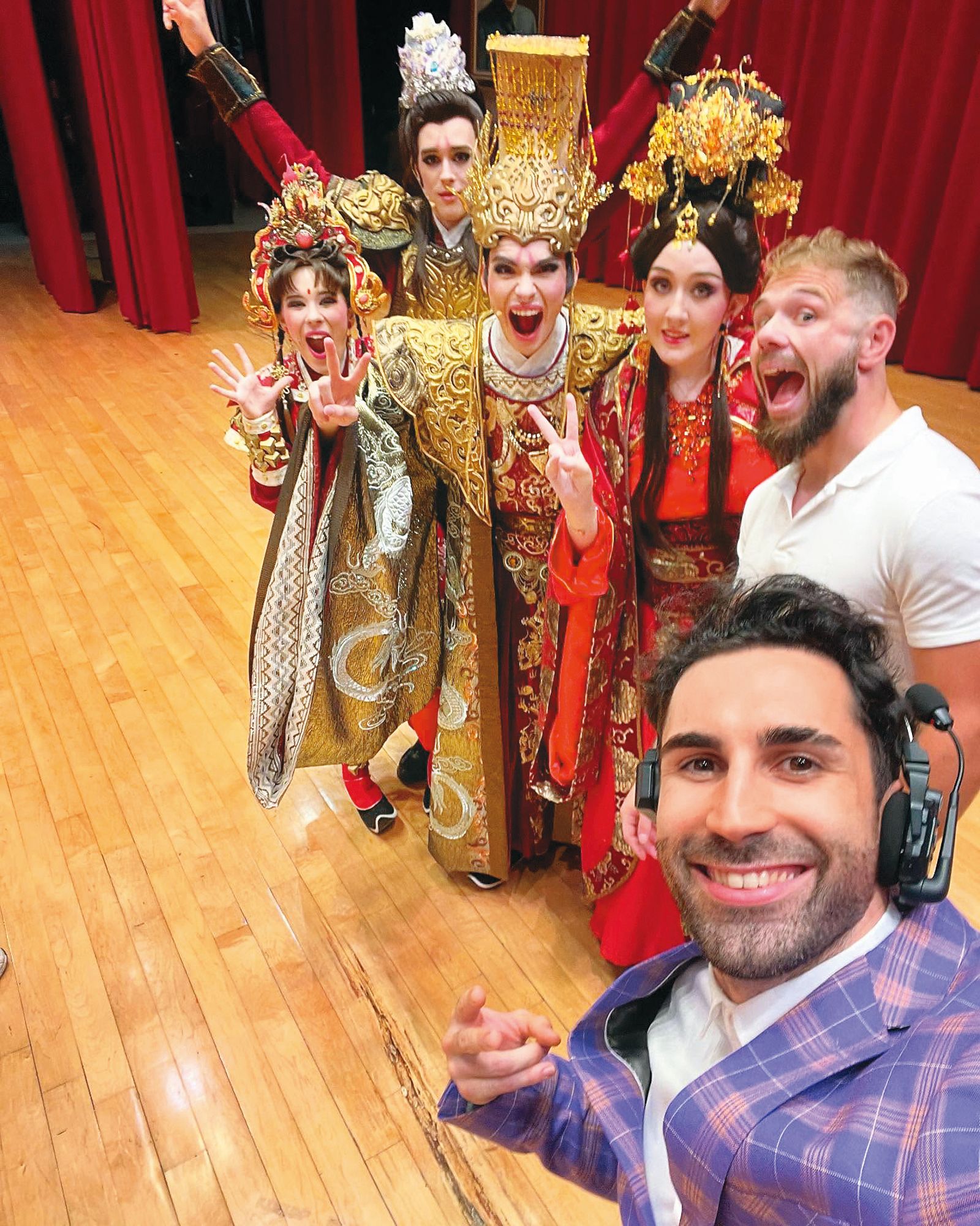 酷（前）曾邀請法國高中生來台體驗歌仔戲文化。（翻攝自酷的夢臉書）