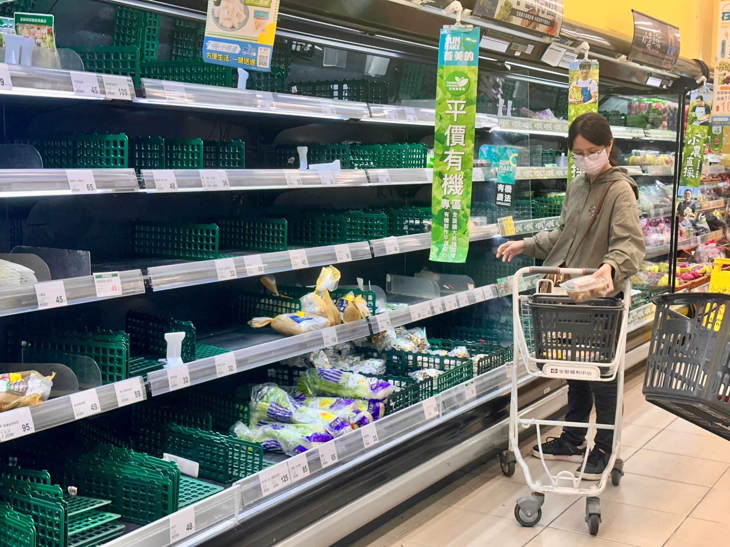 颱風來襲前夕，民眾搶買物資，超市菜架被搜刮，昨天大台北蔬菜批發價也創新高。