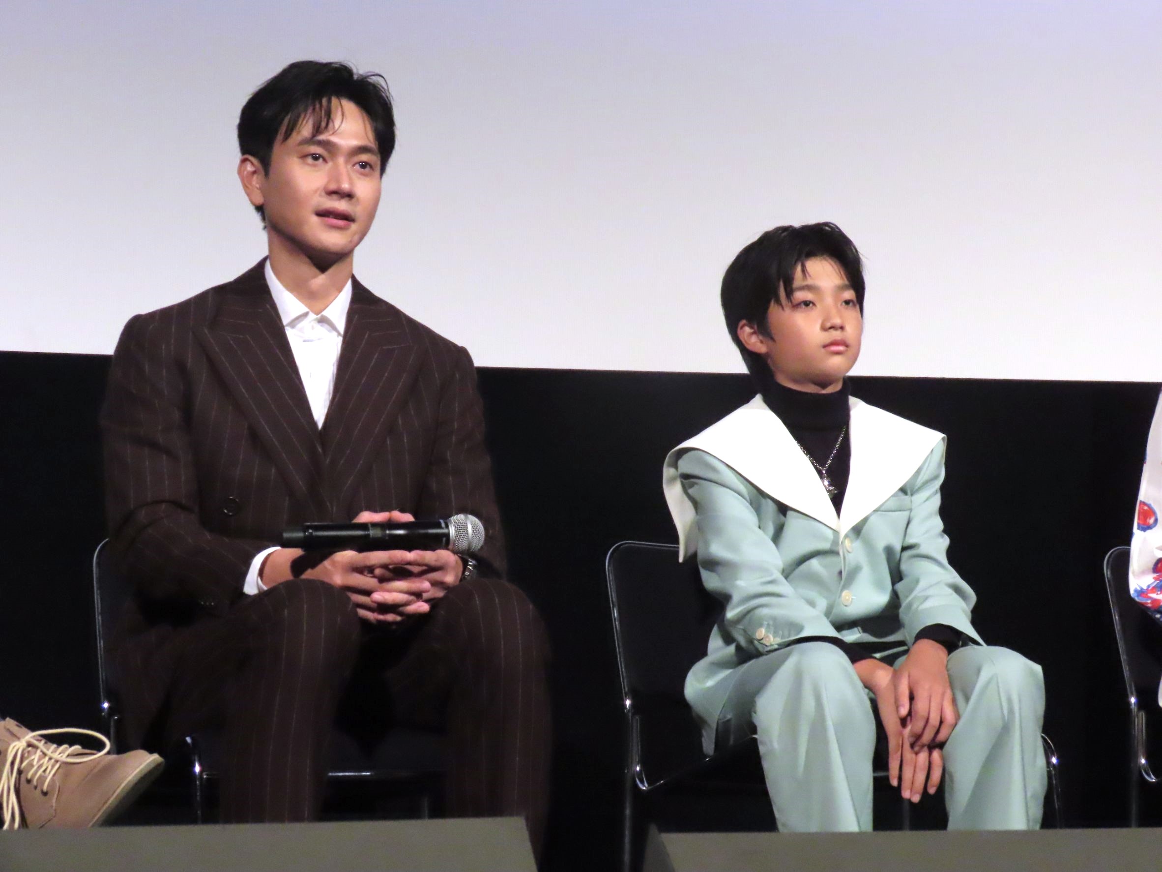 片中是父子的劉冠廷(左)與白潤音在活動上不少小表情也神同步。