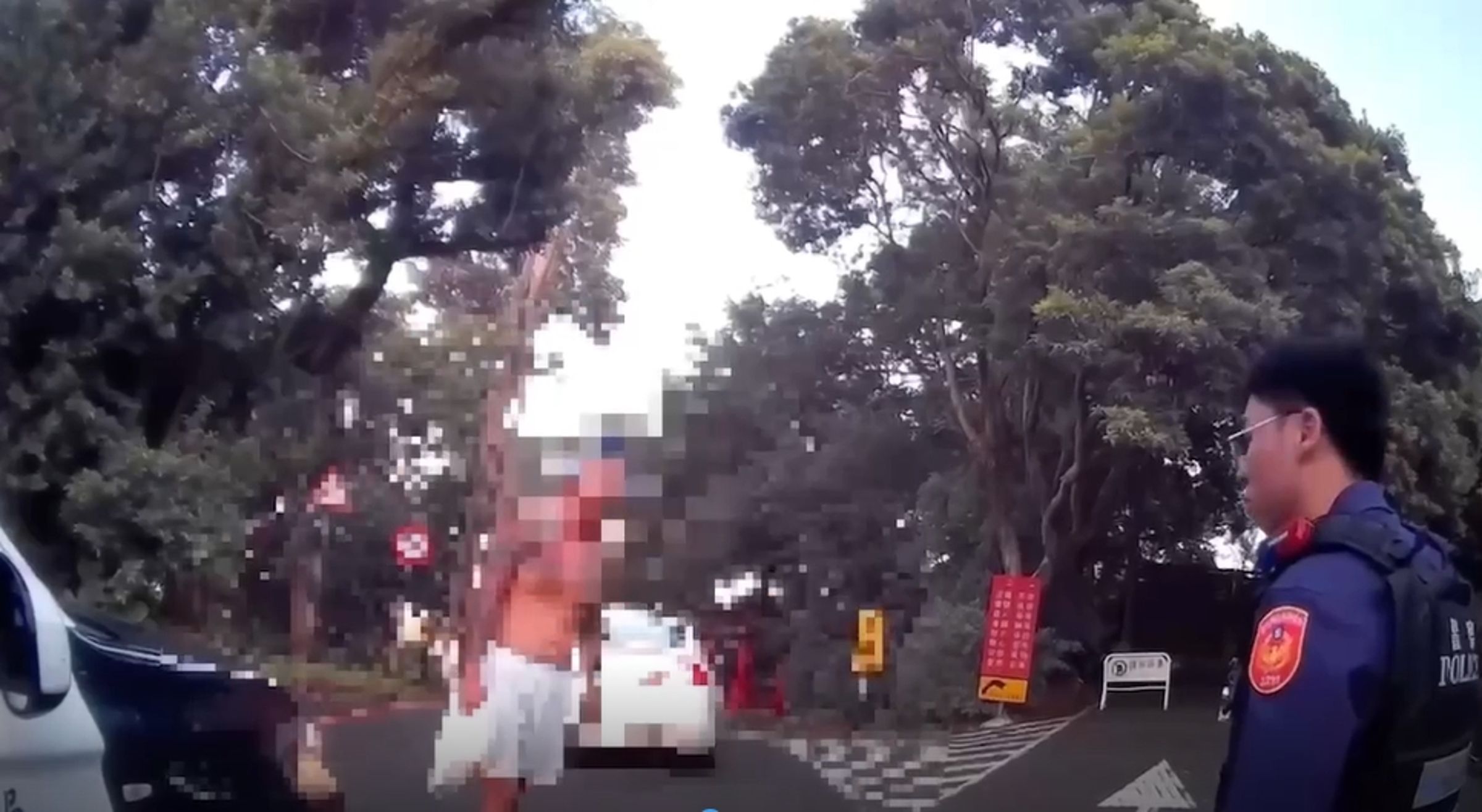 圓山大飯店驚見裸半身男拿刀亂看路樹。（警方提供）