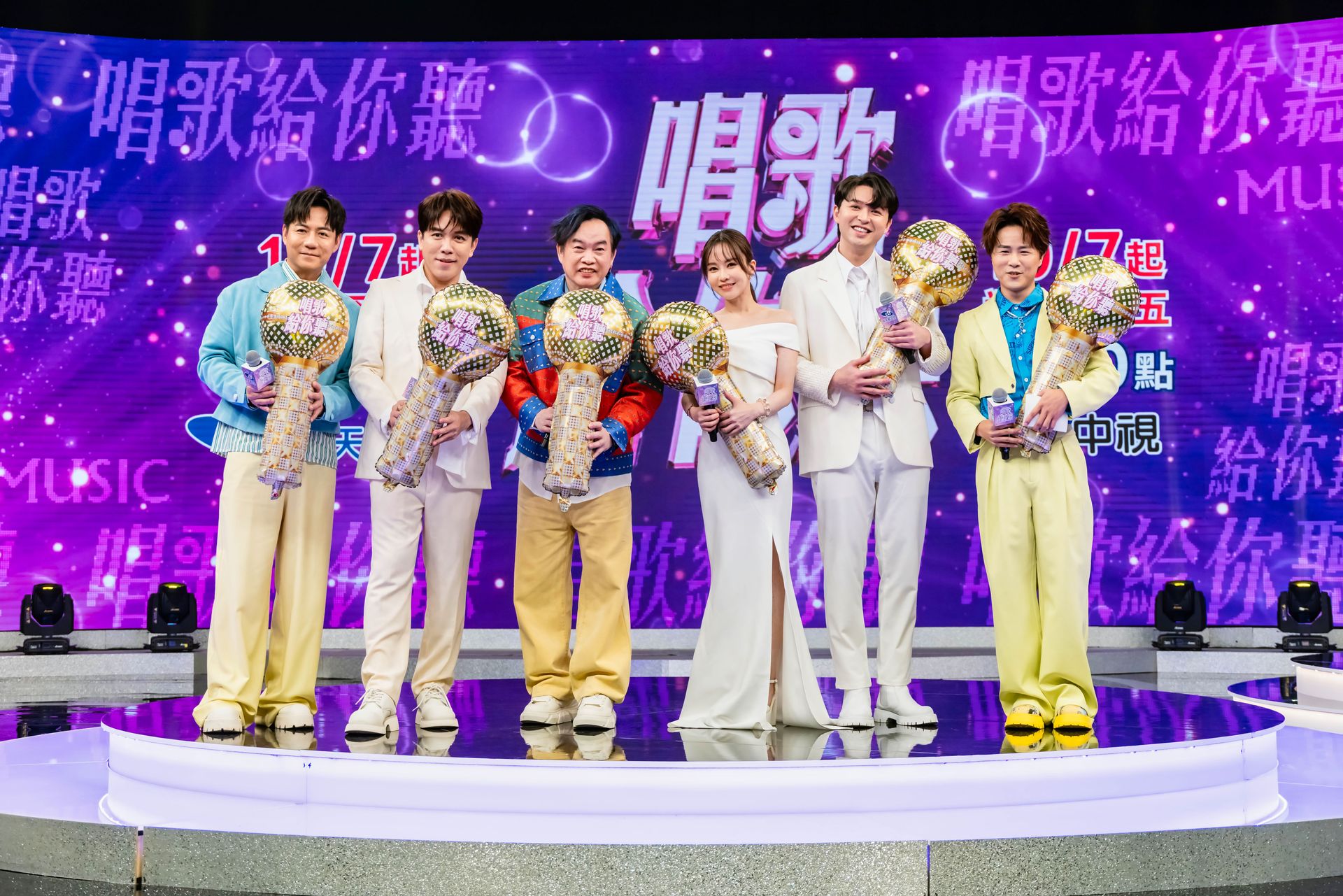 陳隨意（左起）許志豪、康康、杜忻恬、李子森、陳孟賢出席《唱歌給你聽》記者會。（中天提供）