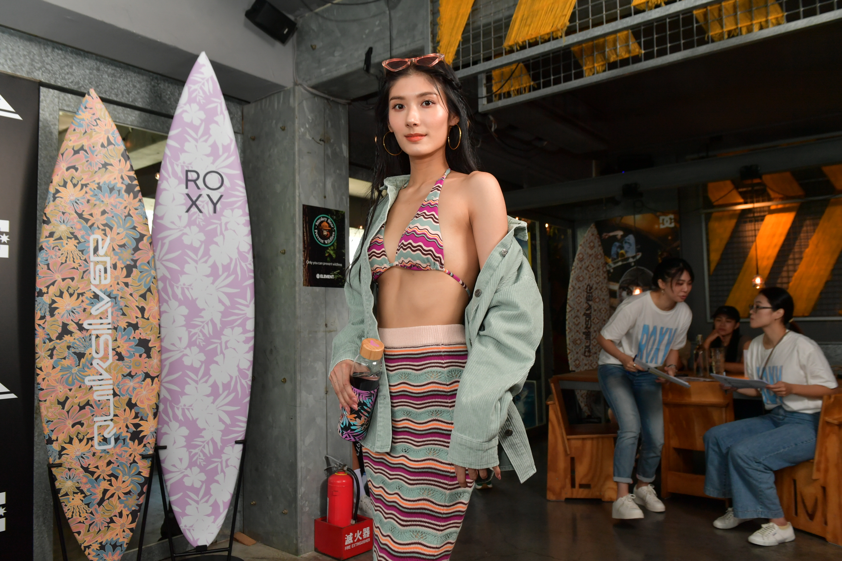 ROXY ALT Wave系列以90年代衝浪文化為靈感,注入復古浪花線條及渡假氛圍。