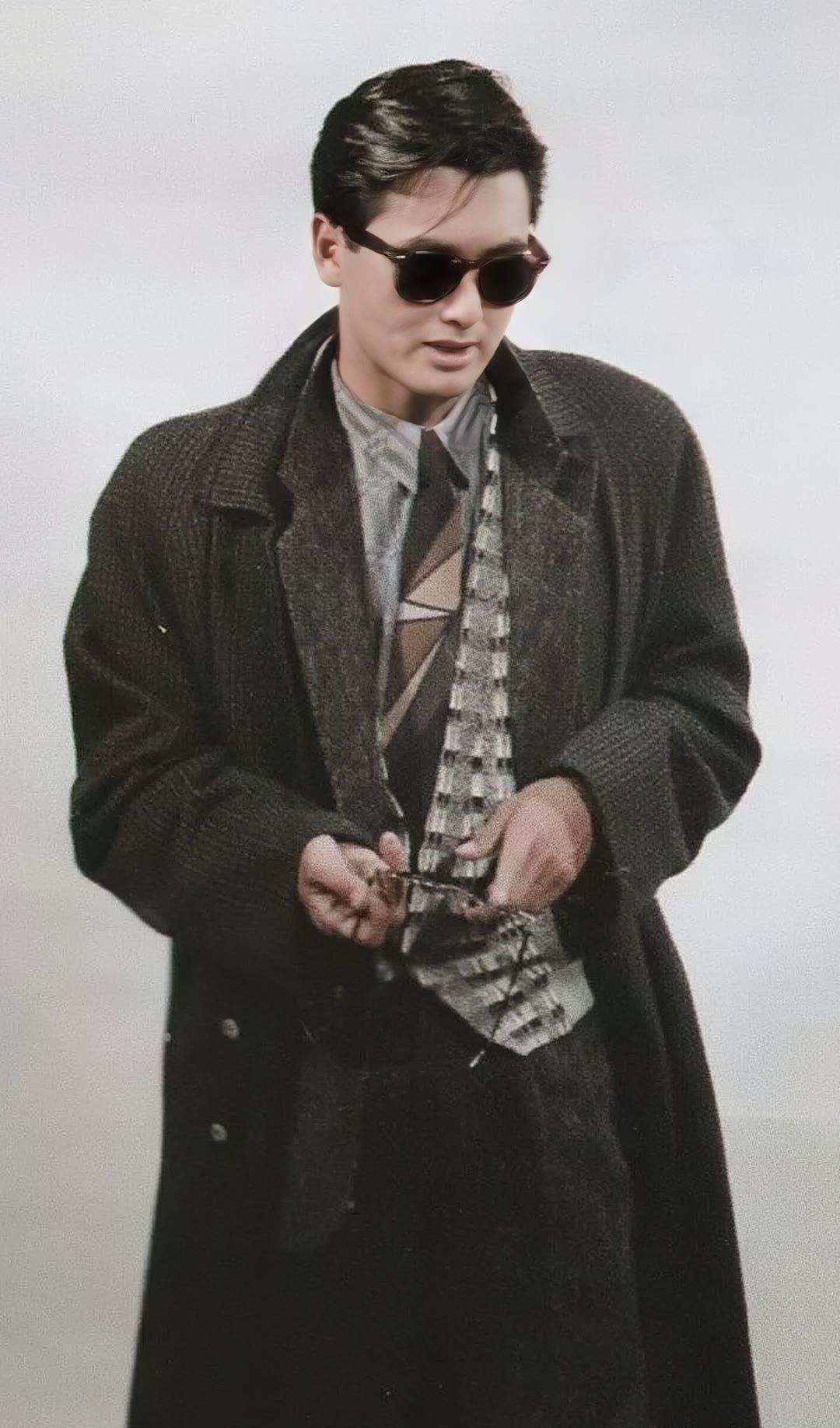 《英雄本色》裡小馬哥風衣配墨鏡又叼牙籤,不僅為黑幫打造了「制服」,還因周潤發的瀟灑氣質,又變成雅痞追捧的時尚。(網路圖片)