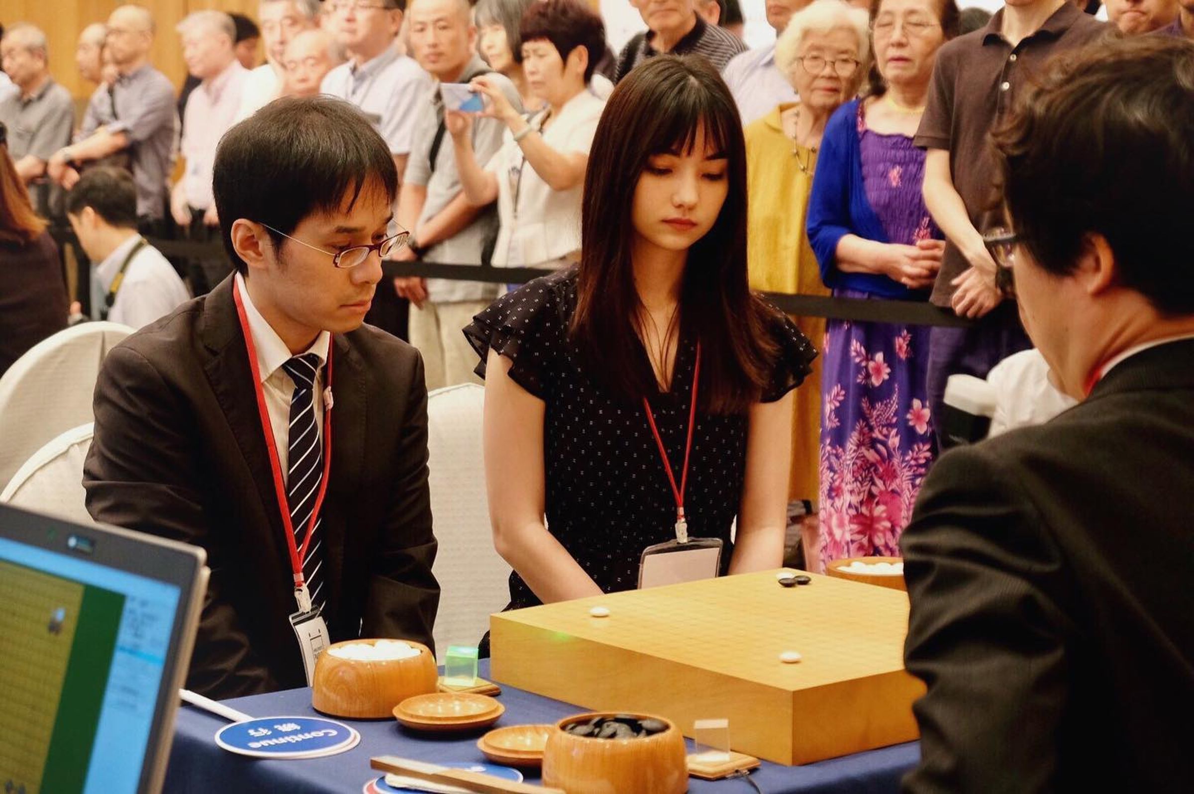 黑嘉嘉（中）自小投入圍棋，現為職業七段。圖為2019年與職業九段陳詩淵（左）搭檔，參加於日本舉行的世界混雙圍棋最強戰。（黑嘉嘉圍棋提供）