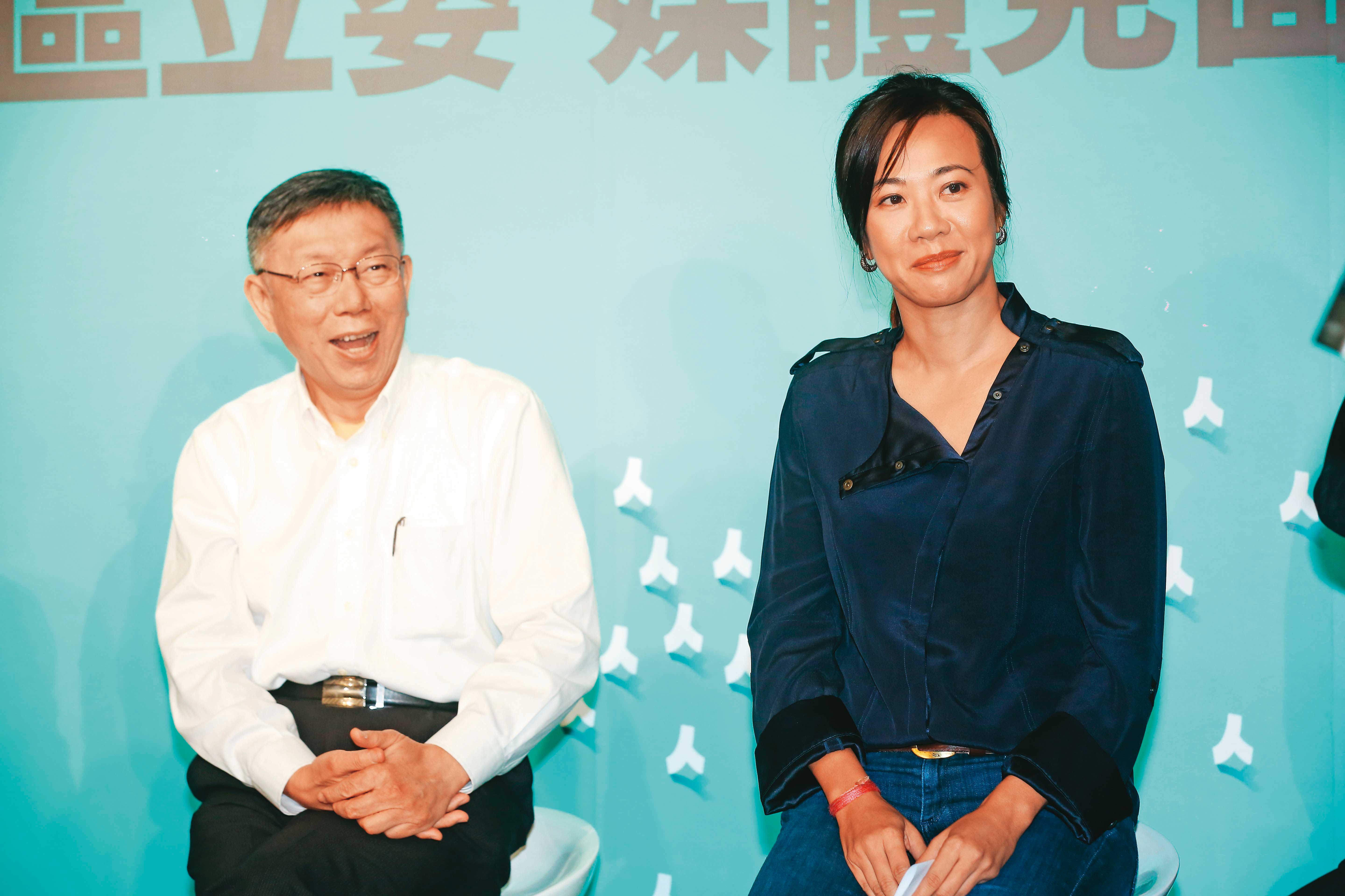 柯文哲(左)2023年宣布與新光大公主吳欣盈(右)搭檔競選後,曾擔心與吳欣盈合照的海報不利募款。