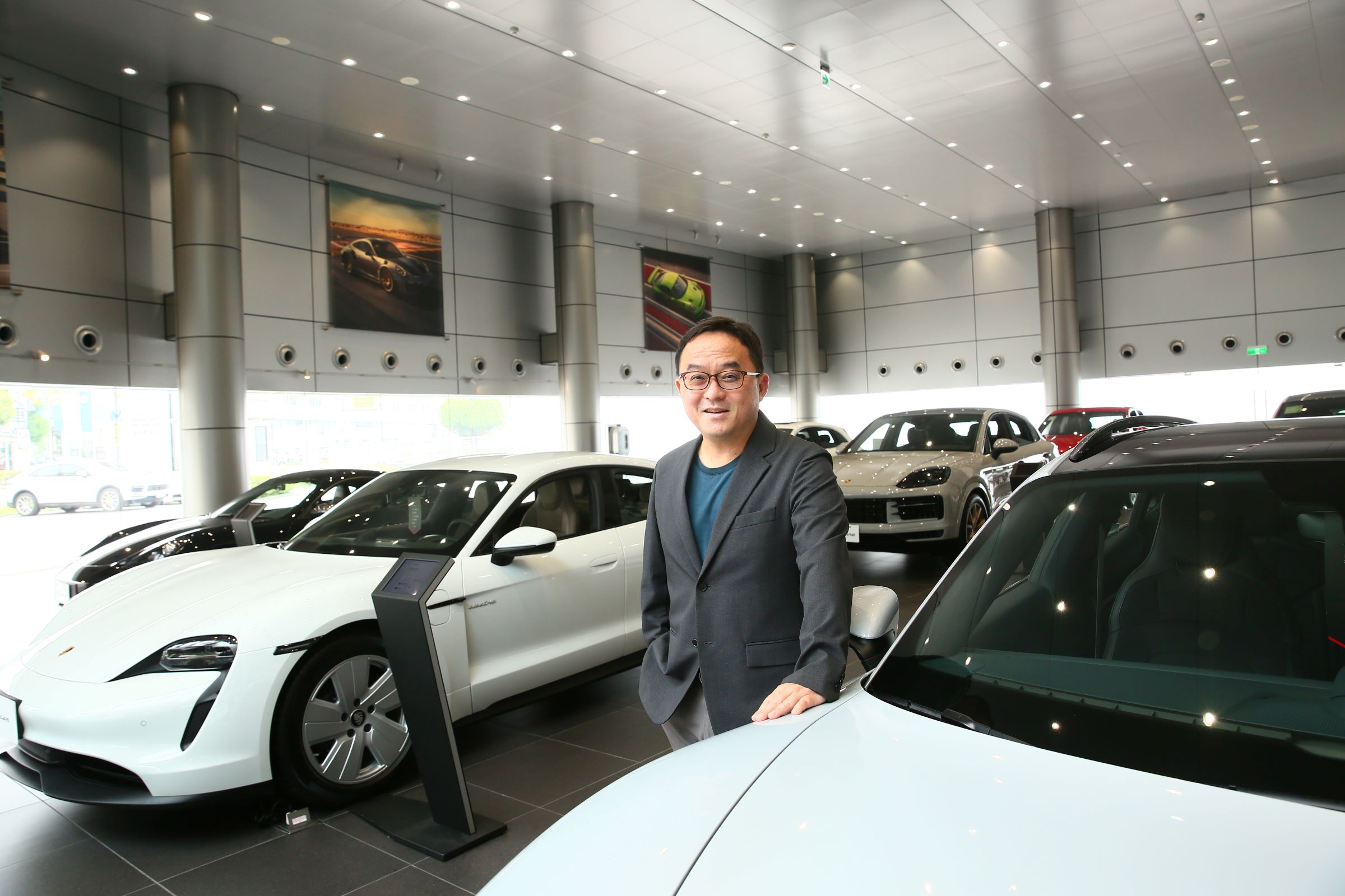 尚騰汽車集團目前擁有3個汽車品牌經銷權，執行長吳睿弘覺得保時捷對於經銷商態度很不一樣，關係就像朋友、家人般，也會傾聽他們的意見。