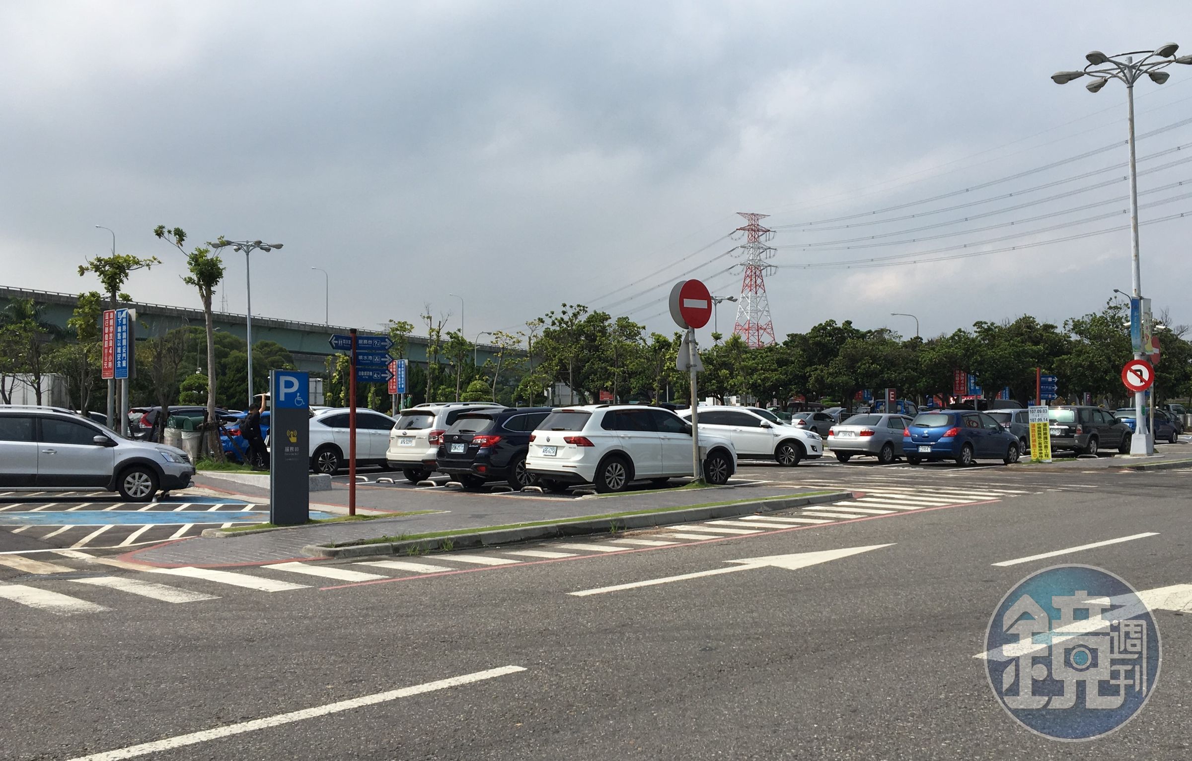 有網友停在高速公路休息站的停車場睡著了,醒來發現收到一張「關懷單」,引發眾人熱議。(示意圖,翻攝自高公局)