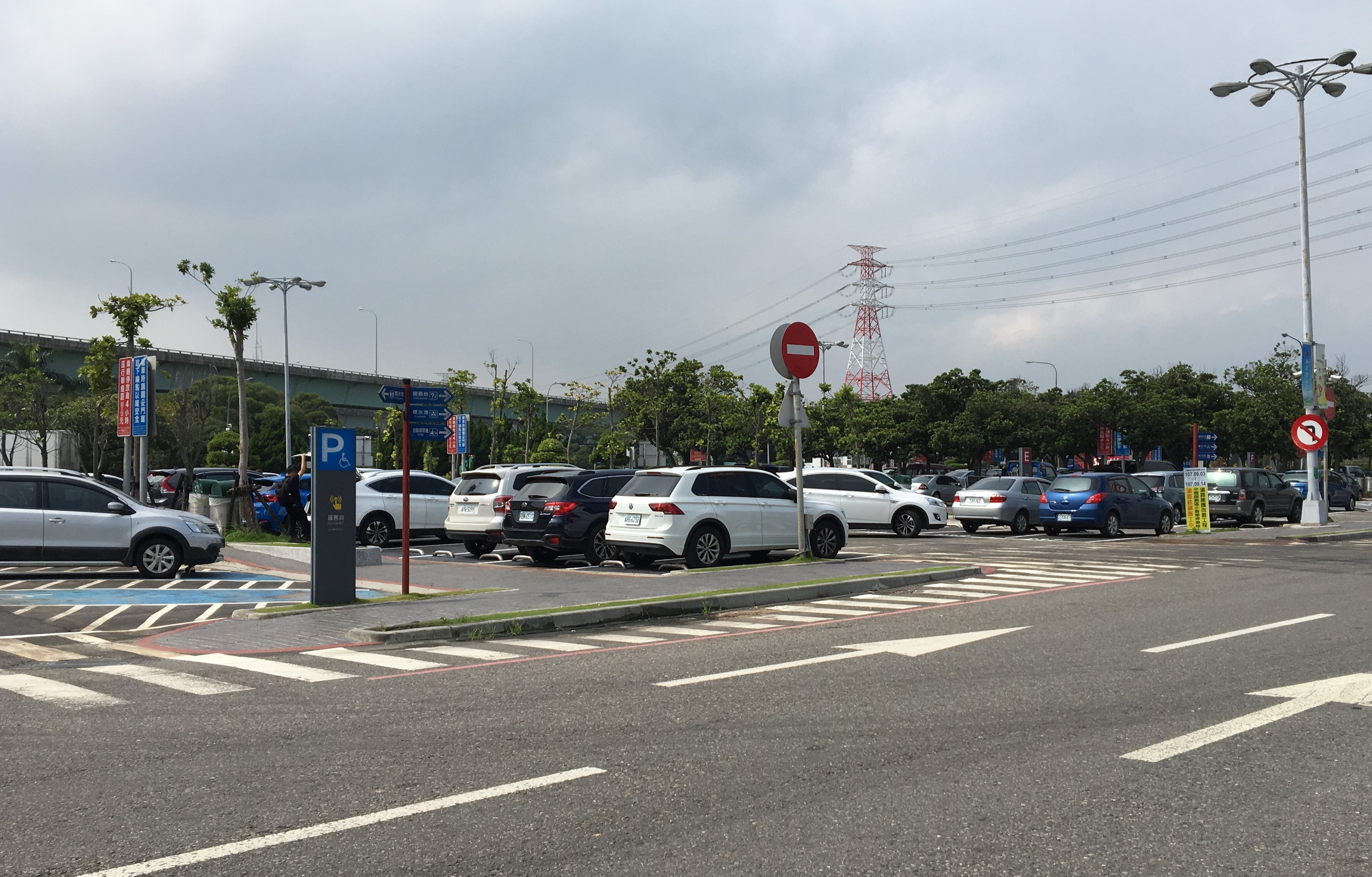 有網友停在高速公路休息站的停車場睡著了，醒來發現收到一張「關懷單」，引發眾人熱議。（示意圖，翻攝自高公局）