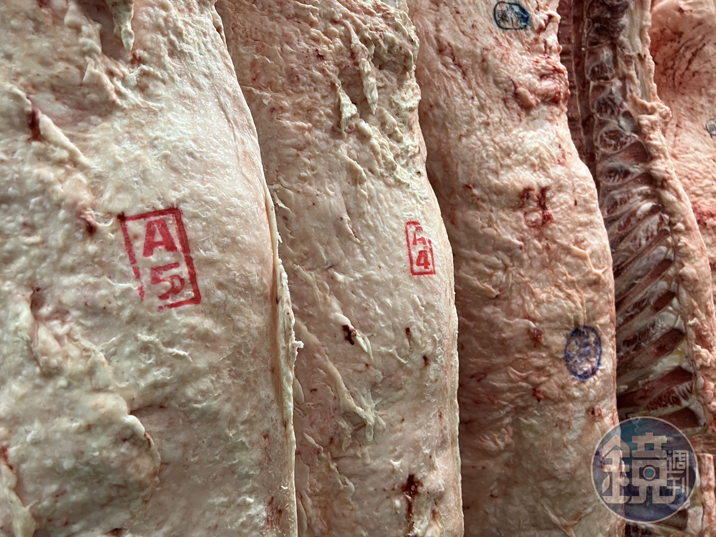 枝肉上蓋印的「A」代表可食用肉的比例;「5」才是代表肉質等級。