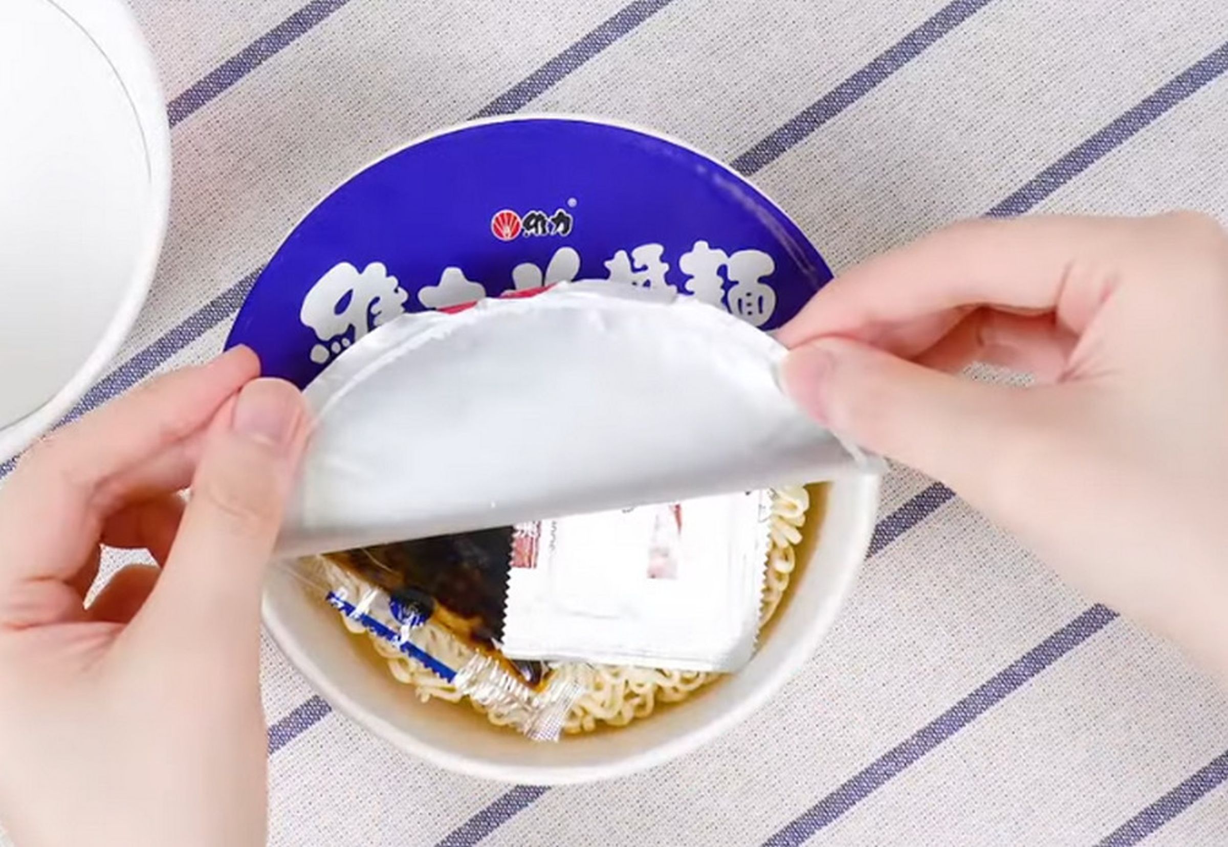 官方曾發布影片示範如何泡維力炸醬麵。(翻攝YT頻道「維力食品」)