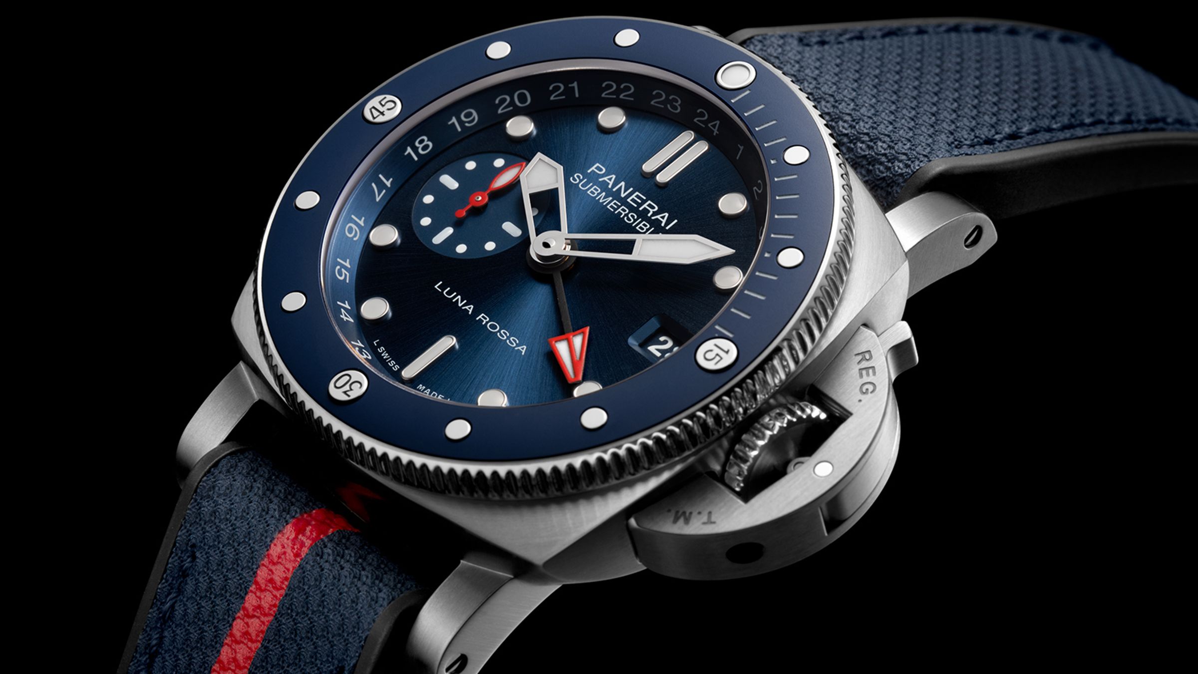 Submersible GMT Luna Rossa Titanio｜PAM01507／錶徑42mm／鈦金屬錶殼／時、分、小秒、日期、第二地時間指示／P.900/GMT24H自動上鍊機芯／防水500米／定價NT$ 378,000（專賣店限定）