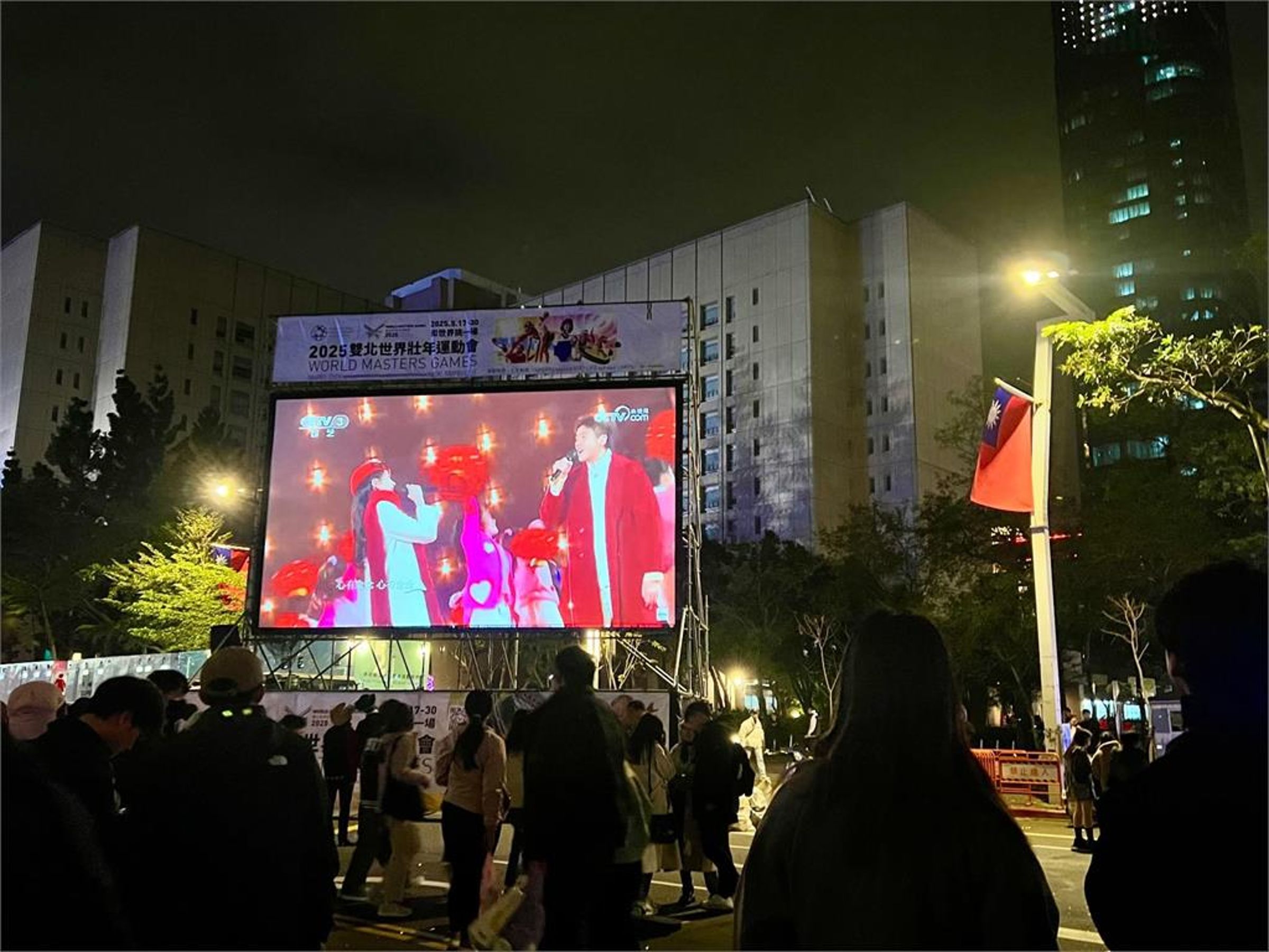北市跨年晚會結束後，竟有大螢幕播放中國官媒央視的跨年節目，引發網路熱議。（翻攝自Threads）