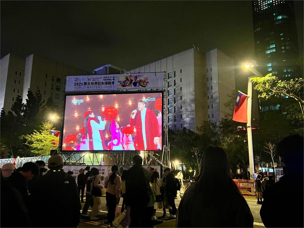 北市跨年晚會結束後，竟有大螢幕播放中國官媒央視的跨年節目，引發網路熱議。（翻攝自Threads）