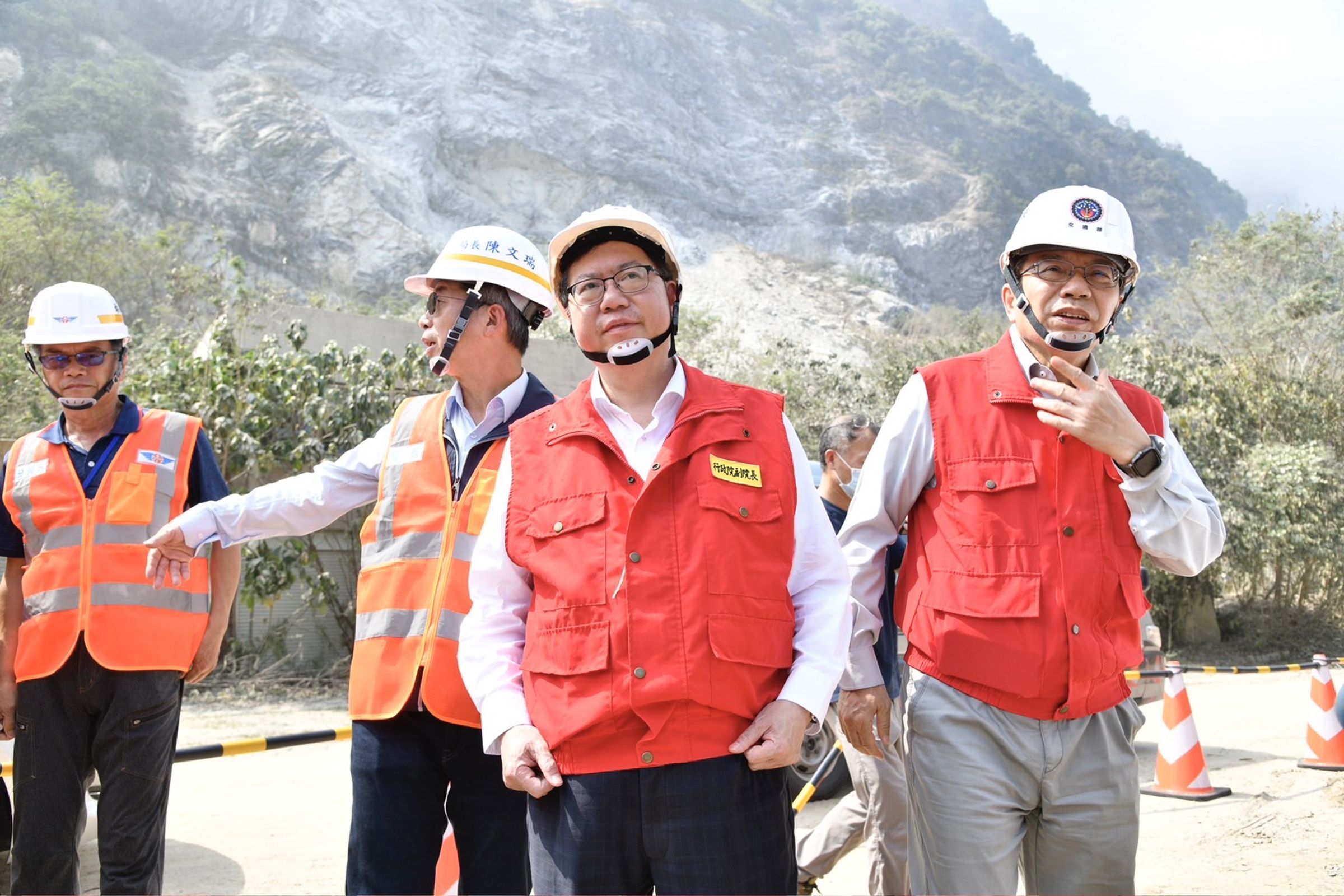 鄭文燦和王國材今赴花蓮視察蘇花公路坍方情況。