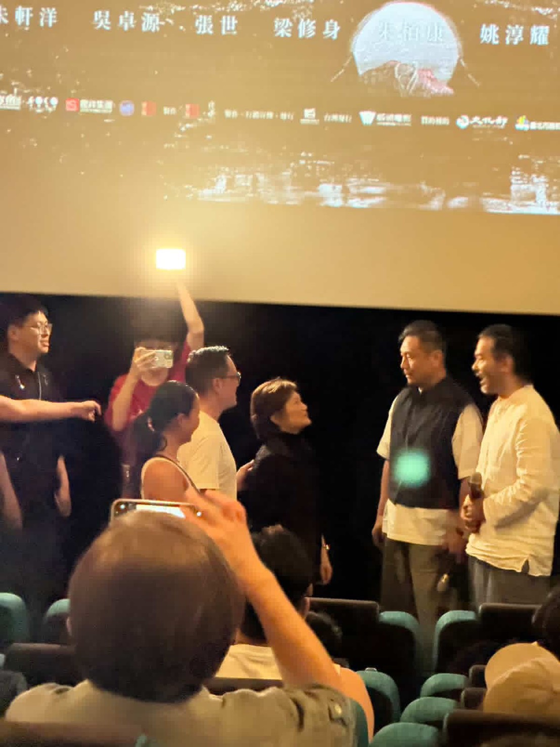 角色原型柳哲生將軍家屬在一場映後見到張世，在他們眼中，張世演出了柳哲生將軍的風采。（伯樂影業提供）