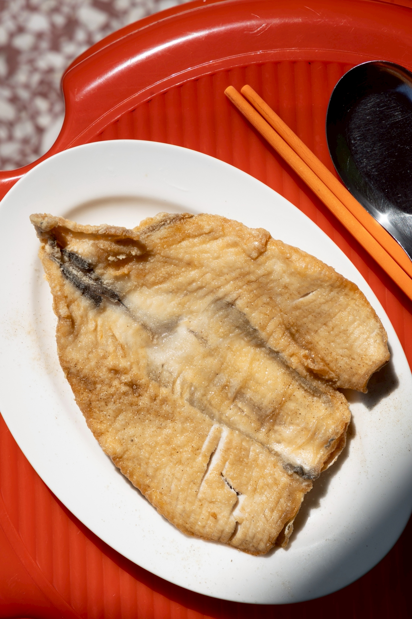 阿忠米粉湯的香煎魚背骨,令裴社長印象深刻,這道料理原本是老闆娘的無心之作,如今已是每桌必點的招牌。(鏡週刊鄭祺耀攝)