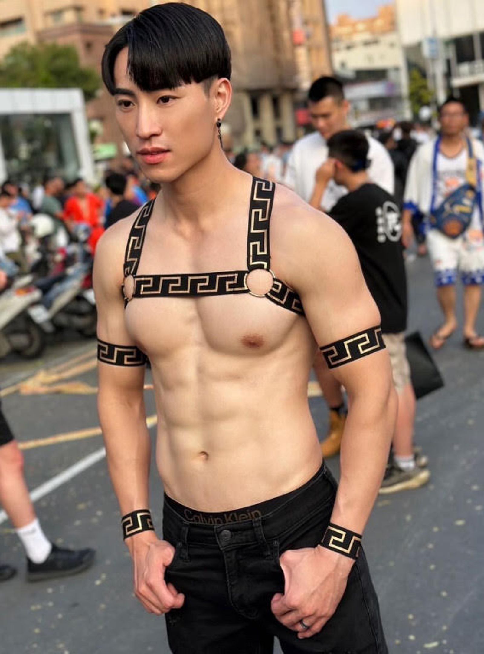 肌肉猛男店員羅家旻本職是當地房仲。(翻攝IG@calvin_8044)