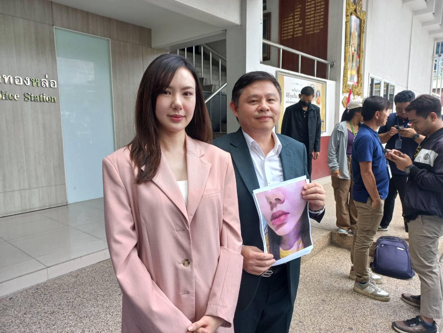 尼坤妹妹Cherreen曾遭前夫家暴，在律師陪同下至警局報案。（翻攝自ทีวีพูล TVPool）